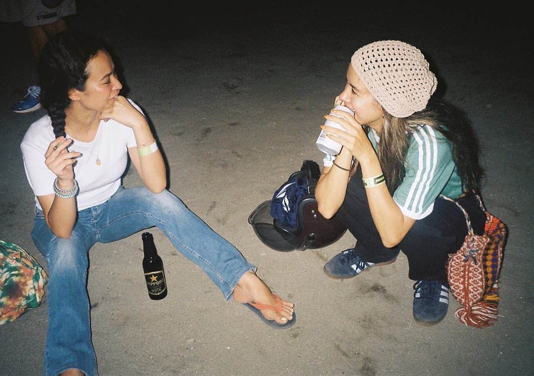 Rika Vanessaのインスタグラム：「夏の夜〜✌🏽🤎 まだまだ暑いね！🫠  バイクがパンクした🛵 どうするか  "彼は私にとっては、思い出というか情熱というか、過去という名前の美しい鉱物を閉じ込めた水晶みたいな人物だ。" 吉本ばなな「SLY」」