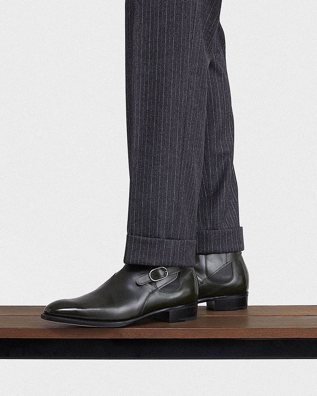 ジョンロブのインスタグラム：「Introducing Masons, a new take on the Jodhpur boot, easy to slip-on thanks to its concealed elastic band and featuring a reverse strap with the house’s new signature oval buckle.  . #johnlobb  @julienthomashamon  @gauthierborsarello」