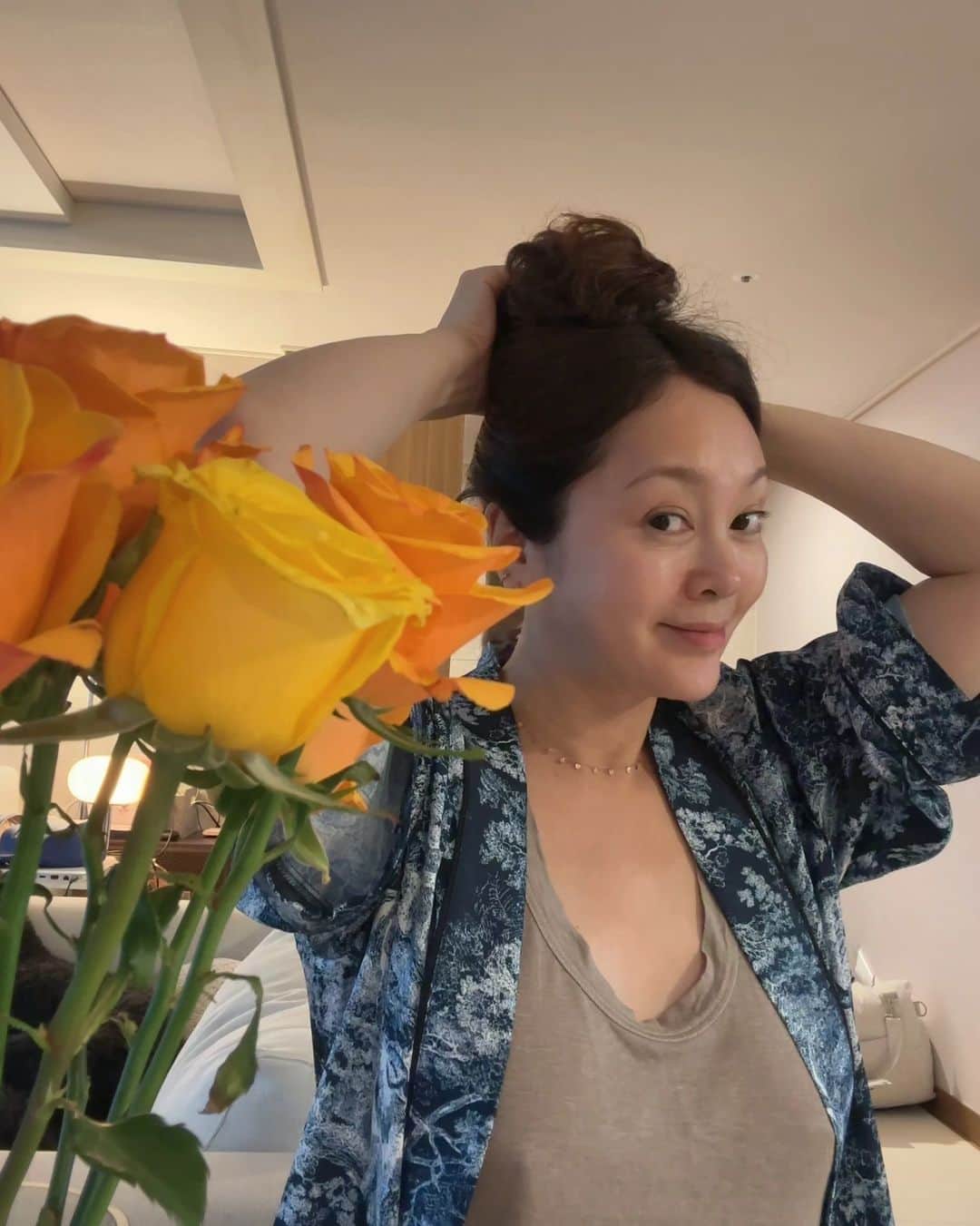 イ・スンヨンのインスタグラム：「우리 #피토75비누 무슨일이래요?? 주문이 ~~ 역시 좋은건 알아보시는 울 식구들~~!!👍👍👍  오랫만에 미국과 한국을 누비며 열심히 일하는 @ekatrinanewyork 캐시리연주 교수님  이 빗속에 언니보고싶다고 노랑장미가지고 놀러왔어요~  3일째 잠못자고 일했다고 #하이드로제넥스수소 두알타서 먹이고~~밀린얘기 하느라  ㅎㅎ  오늘 저녁 메뉴 뭘까요?? 고수에 겨자씨간장ㅋ 알아맞춰 보셔요 ㅋ  그리고 요번 추석 마고에서 선물 제일 많이 사주신분 께 요 예쁜 가방 선물로 드릴께요~~~♡♡♡  그리고 인기쟁이 #피토75비누는 25일 까지 열어놓을께요~~!!!!💗💕🎀💚  #비오는수요일 #노랑장미  #피토75비누 #기적의비누 #25일까지여요~~♡♡♡♡」