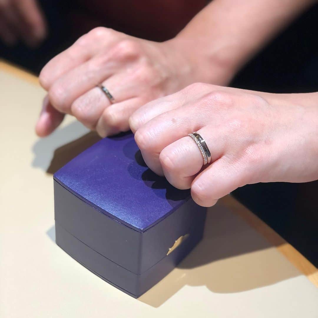 j_paris_bridalさんのインスタグラム写真 - (j_paris_bridalInstagram)「————————————————  【お客様Photo💍】 ⁡ みなさまこんにちは😊 お客様のお写真を投稿させていただきます💓  シンプルなストレートの形にデザインが入ったオシャレなリングをお選びいただきました💍✨️ キラッとした輝きが素敵ですね💫  ジュエリーパリでは指輪を選ぶ時間も楽しんでいただきたいという想いからスタッフが一から丁寧にご案内し、お2人の大切な指輪選びのサポートをさせて頂きます☺️💍 ⁡ 詳しくはお電話、メールにてお気軽にお問い合わせくださいませ📩 皆様のお越しを心よりお待ちしております♪  ————————————————  #婚約指輪 #結婚指輪 #マリッジリング #エンゲージリング #ブライダルリング #結婚指輪福井 #結婚指輪人気 #ジュエリーパリ福井 #婚約指輪福井 #婚約指輪人気 #結婚指輪おすすめ #ブライダル指輪 #結婚指輪専門店 #婚約指輪おすすめ #婚約指輪専門店 #ring #marriage #bridal #wedding #結婚 #ウェディング #プレ花嫁 #ブライダル  #結婚式  #結婚式準備 #福井のいいところ #jewelryparis #ジュエリーパリ」9月20日 18時22分 - j_paris_bridal