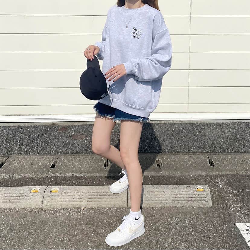 のインスタグラム：「・ @wego_zozo のクルーネックプリントスウェット💫  私が大好きなダボっとしたスウェット🫶⭐️  ミニ丈ボトムス合わせても可愛いし、デニム・スキニーとかロングスカート合わせても可愛い🌸  164cmでLサイズ着てます♪  しかも今ZOZOTOWNで ¥1,999で購入できるお得なセール中です📢  @wego_zozo_mens  #WEGO #ウィゴー #ZOZOTOWN　 #ZOZOTOWN購入品　 #ロゴスウェット #pr   ブログにも詳しく書いてます📝」