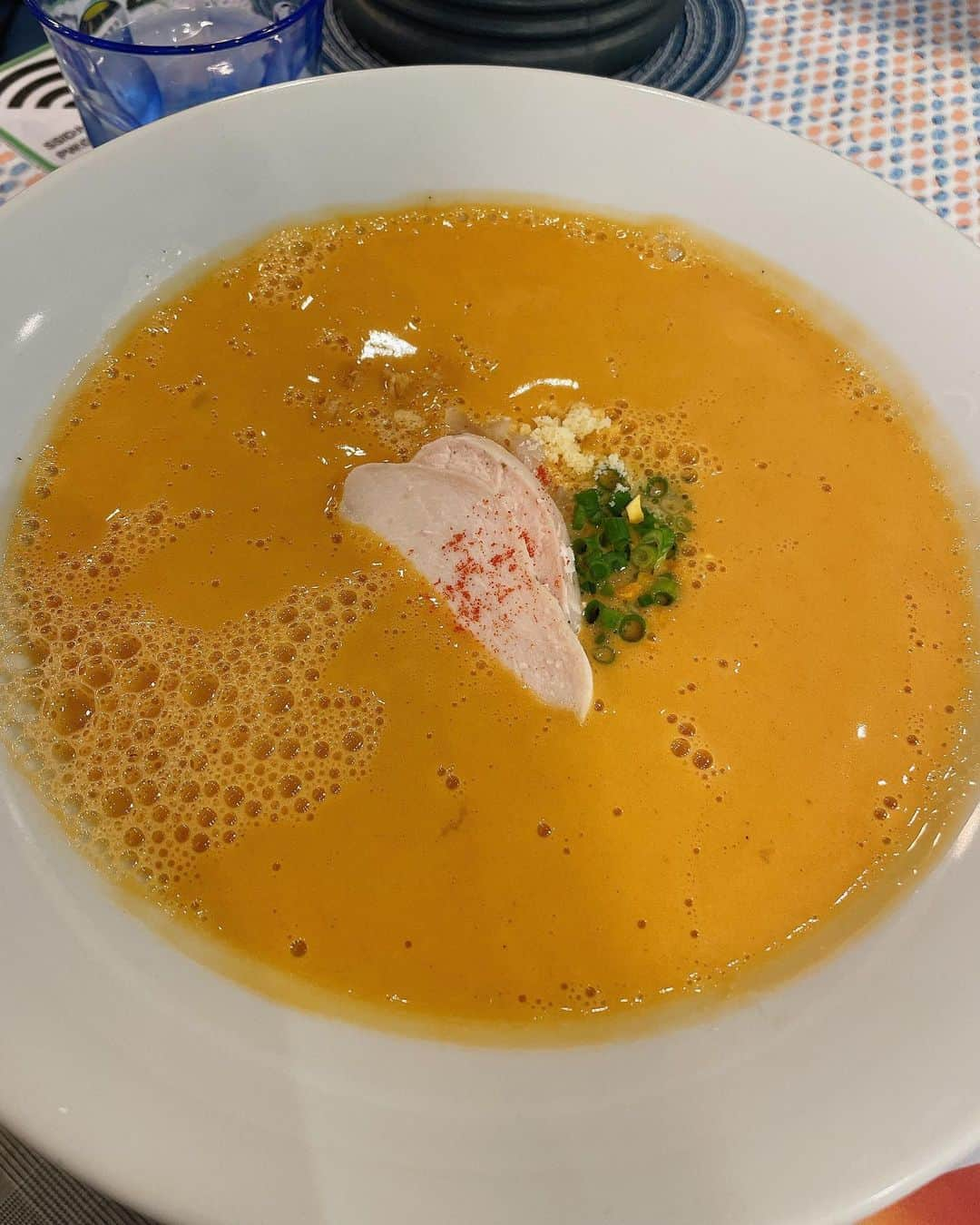 璃乃のインスタグラム：「この前好みすぎるラーメンを食べに行きました🥺🫶🩷 和なのか洋なのか☺️本当に美味しいすぎた！オマール海老の旨みが凝縮🦐されてるし、味変調味料が素晴らしい🥺みんなも行ってみてね✨  PR @HAYABUSA.SIMOKITAZAWA #麺屋はやぶさ下北沢店 #麺屋はやぶさ #下北沢グルメ #下北沢ランチ #下北沢ディナー #下北沢ラーメン」