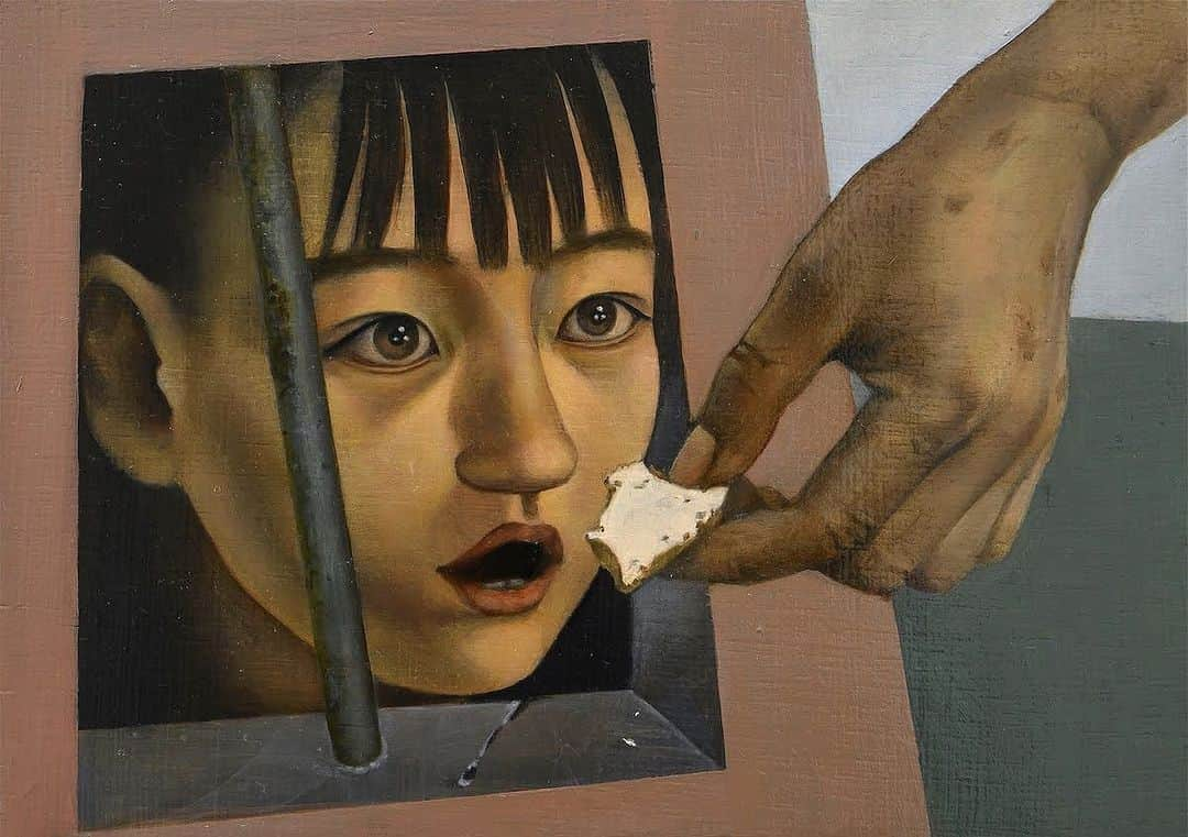 新宅和音さんのインスタグラム写真 - (新宅和音Instagram)「Feeding 2023 oil and alkyd on wooden panel 227×158mm  #art #artwork #painting #figurativepainting #oilpainting #japaneseart #japaneseartist #japan #portrait #contemporaryart #newcontemporaryart #girl #picoftheday #lowbrowart #popsurrealism #darksurrealism #beautifulbizarre #アート #油彩 #油絵 #女の子」9月20日 18時14分 - kazune1900