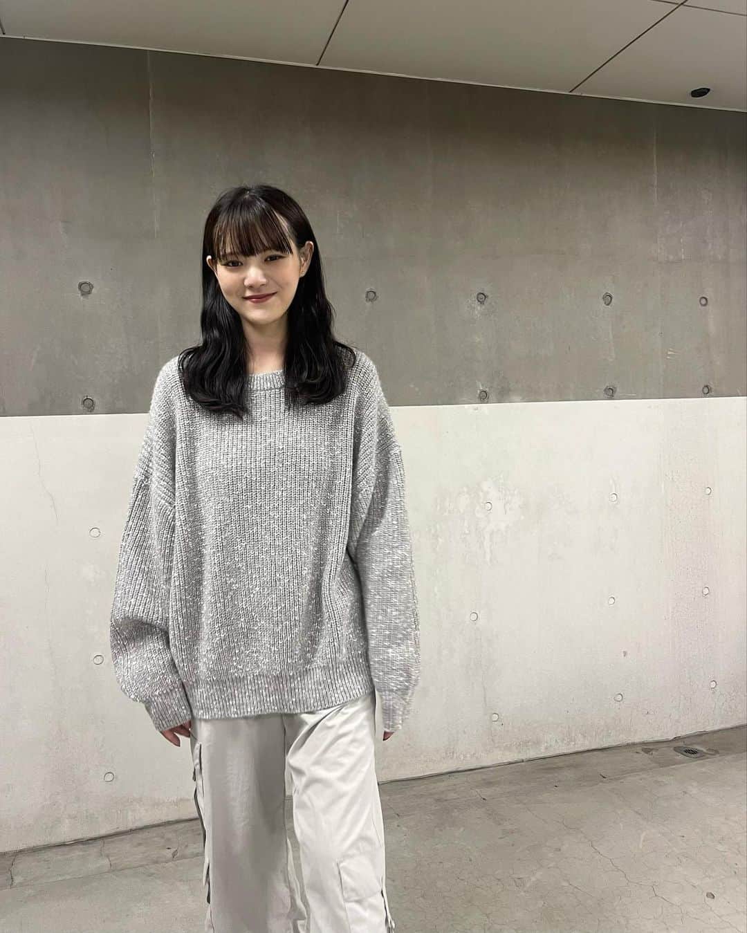 木村なつみさんのインスタグラム写真 - (木村なつみInstagram)「@natsumikimura_official  薄いグレーの合わせ可愛すぎて思わず投稿🤍  ・heather lamé rib knit キレイで重厚感のあるリブニット 袖のところとかシルエットが神、、 LSで作ったニットより着丈は短めに◎ 杢の色目にラメ糸を混ぜています！繊細な高級感がかわいい、、  online 9/24〜 exhibition 9/24  11:00~21:00 25  11:00~20:00 📍river side gallery Nakameguro」9月20日 18時15分 - natsumi__kimura