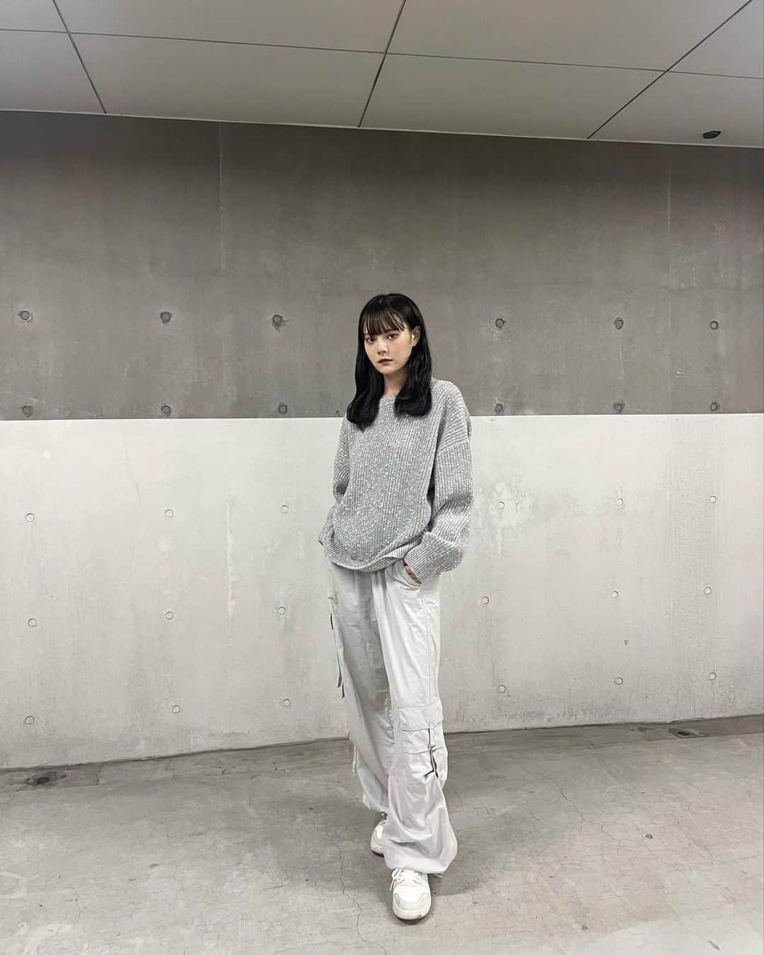 木村なつみのインスタグラム：「@natsumikimura_official  薄いグレーの合わせ可愛すぎて思わず投稿🤍  ・heather lamé rib knit キレイで重厚感のあるリブニット 袖のところとかシルエットが神、、 LSで作ったニットより着丈は短めに◎ 杢の色目にラメ糸を混ぜています！繊細な高級感がかわいい、、  online 9/24〜 exhibition 9/24  11:00~21:00 25  11:00~20:00 📍river side gallery Nakameguro」