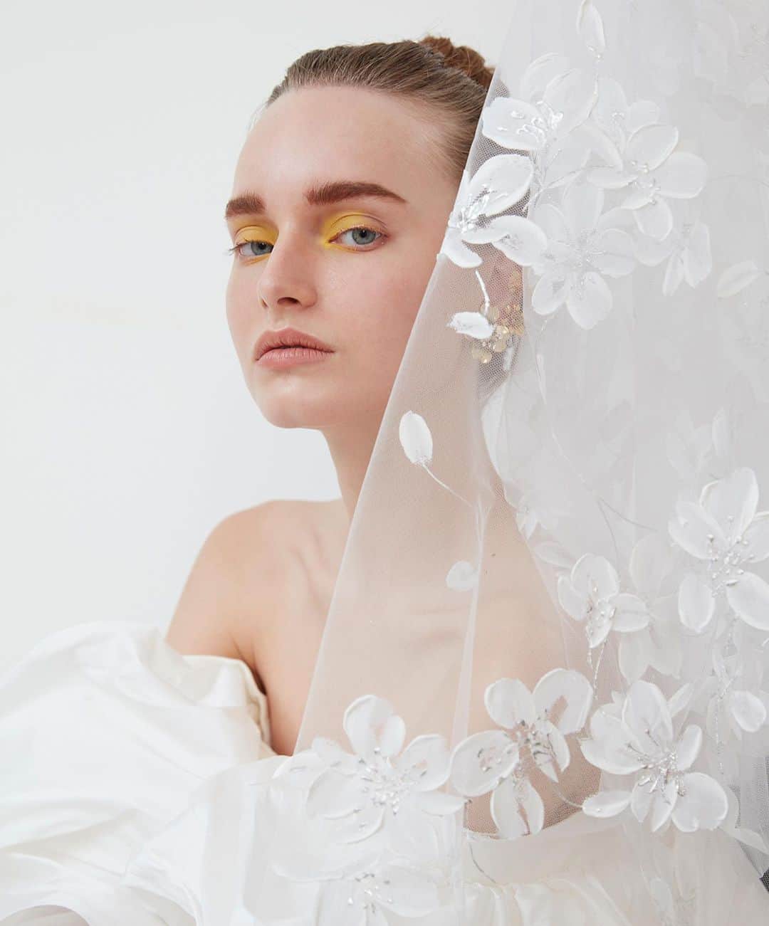 のインスタグラム：「TREAT MAGAZINE 2023 * I am I  ドレスとの出会いの数だけ 私らしさを創ることができる  私はわたし 私であることを愉しんで  その姿は 誰にも真似できない　唯一無二の ブライズスタイルだから  ◼︎Product number DRESS： 100-09997 / AMSALE  VEIL：109-08410 / AMSALE  @amsale   Photographer：@yukariisa13 Hair & Make : @vamp.kadota Flower : @iida.satoshi  Direction : TREAT PRESS & members  #thetreatdressing #treatdressing #ザトリートドレッシング #トリートドレッシング #トリート」