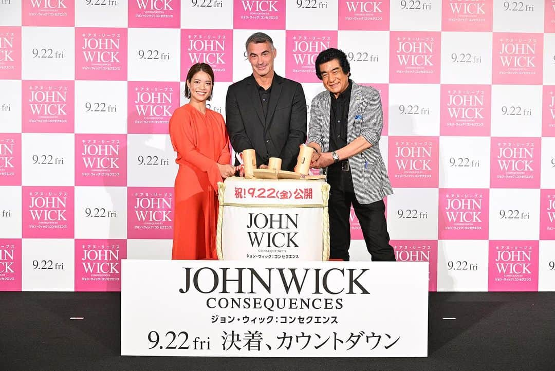 藤岡弘、さんのインスタグラム写真 - (藤岡弘、Instagram)「★★  先日、映画 「ジョン・ウィック:コンセクエンス」のプレミアイベントに藤岡弘、が出演しました✨  武道経験もある チャド・スタエルスキ監督 の演出に  「本当にすばらしい。 監督が自ら戦い方のすべてを総合的に知っていないとできない演出、プロのエキスが随所にあります。」  と、感想を語りました。  長年武道家として、 アクションを自ら演じてきた俳優として、 感動と刺激を受けたという藤岡さん。  監督とは武道家同士、 意気投合する場面もありました。  映画は 9/22(金)公開です🎞️ 　 #藤岡弘、 #hiroshifujioka #ジョンウィック  #johnwick  #consequences  #chadstahelski  #keanureeves  #action  #budo  #bushido  #武道家  #武士道  #actor  #movie」9月20日 18時19分 - hiroshi_fujioka_official