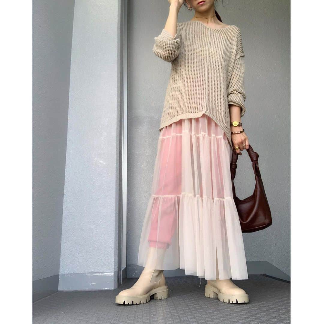 のインスタグラム：「チュールにライダースとかGジャン合わせを早よしたいな~~🤍·͜·  knit tops▶︎▷#shellyisland  dress▶︎▷#capricieuxlemage  pants▶︎▷#searoomlynn  bag▶︎▷#chiiiibag  boots▶︎▷#zara  #code  #coordinate #ootd #outfit #mylook #ママコーデ#156cmコーデ」