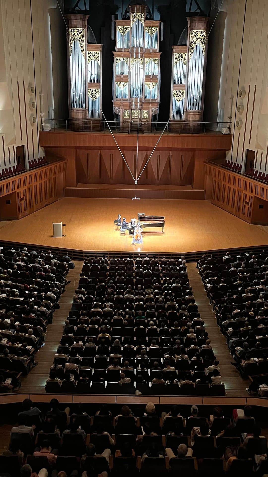 新倉瞳のインスタグラム：「4th movement from Shostakovich Cello Sonata Op.40  芸劇のすんばらしい響きの中(大ホールなのにソナタが良いかんじなの本当すごい)、安定&エモーショナルな佐藤卓史さんのピアノに支えられ、あたたかい八塩圭子さんのナビゲートに導かれ、最高に楽しく演奏できました。  また、大好きな松本志のぶさんが聴きにいらしてくださり😻さらにそのまま志のぶさんと圭子さんとランチまで出来て😻おねいさまがたの貴重なお話しもたくさん伺えて充実の一日でした❣️」