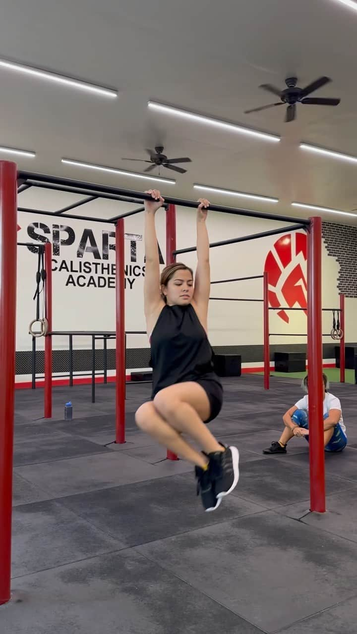 Alexa Ilacadのインスタグラム：「Hindi lang si Jungkook ang busy 7 days a week 🤪 Because rain or shine, we rise & grind here at @sparta_ph 💪🏻🥵 #gym #workout #calisthenics」