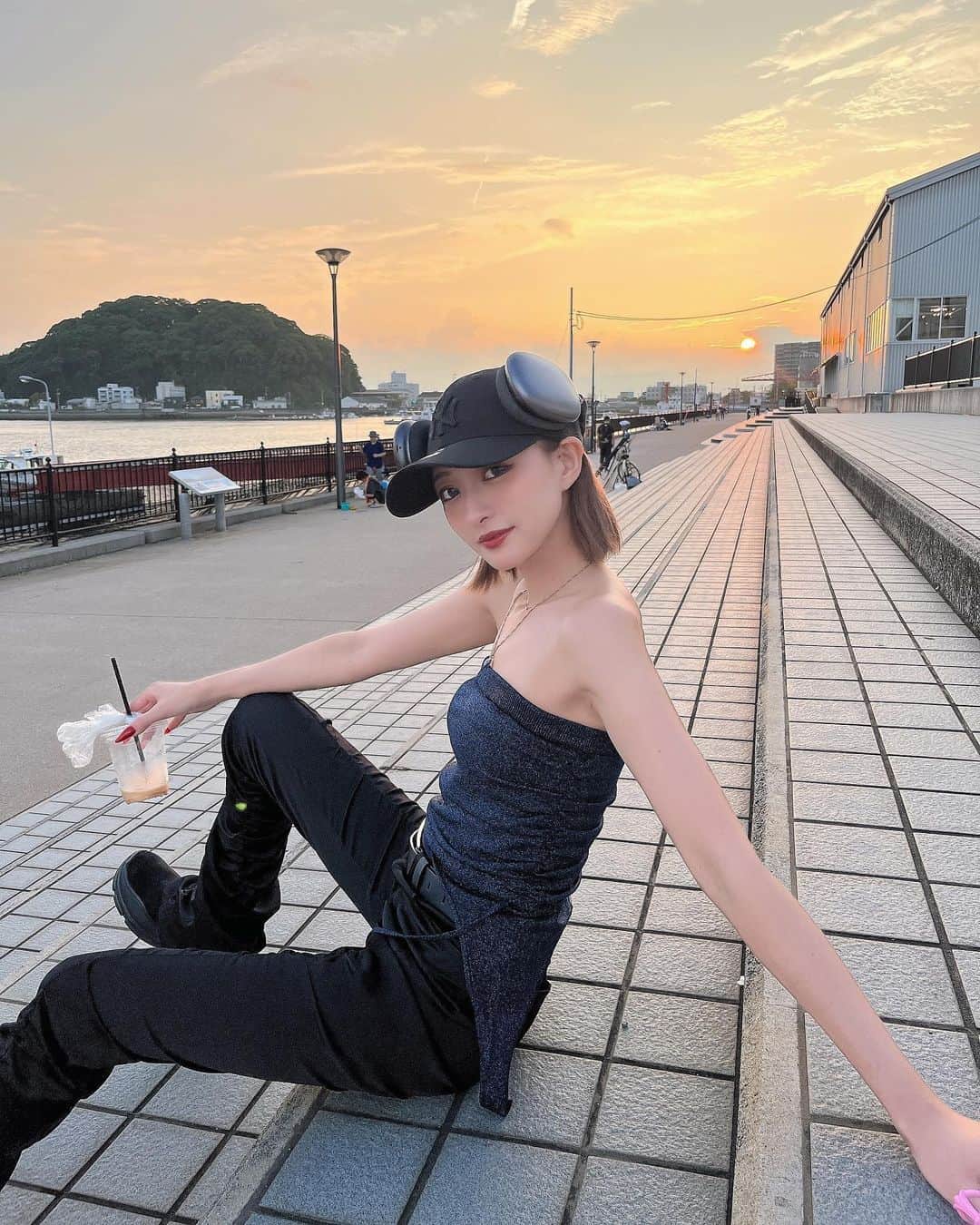 流川夕のインスタグラム：「友達と夕日見ながらコーヒー飲んだ日☕️ 地元ってそれだけで楽しい🕺🏽  ちょ待って⁉️ めっちゃ腕長ない❓❓⤴️」