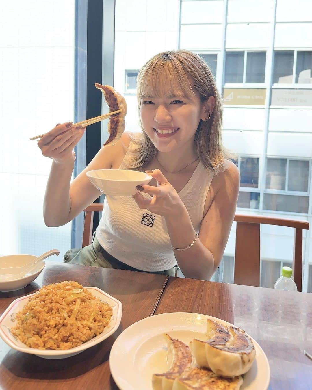 かほこ。のインスタグラム：「ㅤㅤㅤㅤㅤㅤㅤㅤㅤㅤㅤㅤㅤ ㅤㅤㅤㅤㅤㅤㅤㅤㅤㅤㅤㅤㅤ ジャンボ餃子🥟🥟🥟🥟🥟 だいっすきなお店！ ㅤㅤㅤㅤㅤㅤㅤㅤㅤㅤㅤㅤㅤ 写真撮ってくれてたけど 全部笑いながら食べてた そのくらいおいしい♡ ㅤㅤㅤㅤㅤㅤㅤㅤㅤㅤㅤㅤㅤ #夏の思い出 #kaho_foodie」