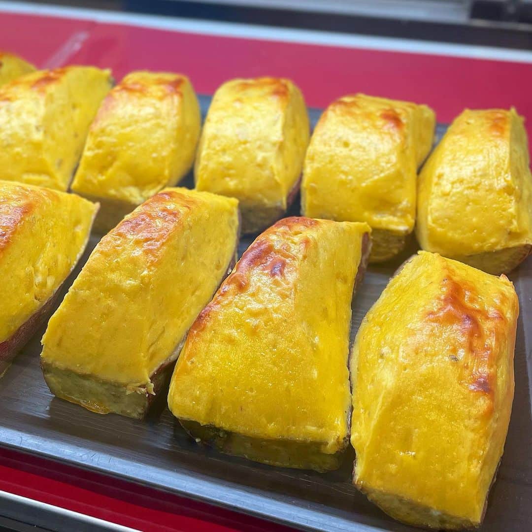 大丸神戸店のモノとコトのインスタグラム：「. 量り売りの皮付きスイートポテト🍠❤️  〈札幌ラ・ネージュ〉 📅9月20日(水)→26日(火) 📍地1階 スイーツイベント②  北の大地 北海道より、味わい豊かな洋菓子をお届けします🐄🧀  (1枚目) ♡スイートポテト 100gあたり 税込398円 一番人気の皮つきスイートポテト🍠🤍 バター、生クリーム、牛乳をたっぷり使った贅沢な商品🐄🧈 さつまいものほくほく感とコクのある味わいが特徴です☺️💭  そのほかにもシュークリームやチーズケーキ、ポテトアップルパイなど豊富なラインアップ🍎🧀 ぜひ店頭にお立ち寄りください💁🏻‍♀️✨  #大丸神戸 #大丸神戸店 #大丸 #神戸 #元町 #神戸大丸 #daimarukobe #kobe #札幌ラネージュ #札幌スイーツ #スイートポテト #チーズケーキ #アップルパイ #カタラーナ #デパ地下 #デパ地下スイーツ」