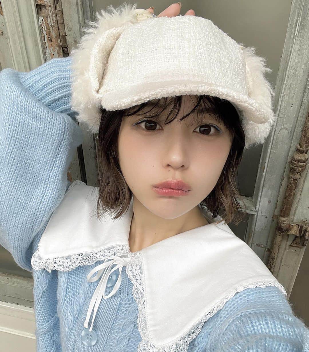 のインスタグラム：「merry jenny×なえなの アイテムの予約販売がスタートしたよ👶🏻🎀  ぜーんぶ可愛すぎるだろー！ ワンピースはプリーツにこだわったよ キャミワンピは裾のシルエットがお気に入り もふもふ帽子もほんとかわいい😭 スウェットはイラストデザインもしました🙆🏻‍♂️ 特にスウェットは男女誰でも着れると思う🤝🏻  merryチームの皆さんと頑張って作りあげました！ これからの時期にピッタリなものばっかりだからぜひゲットを❕  @merryjenny_instagram」