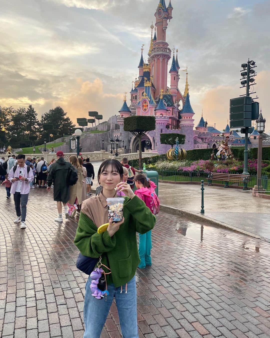 岡本夏美のインスタグラム：「Disney paris🏰🎠💝 ジェシーちゃんありがとう、LOVE…🐎💛」