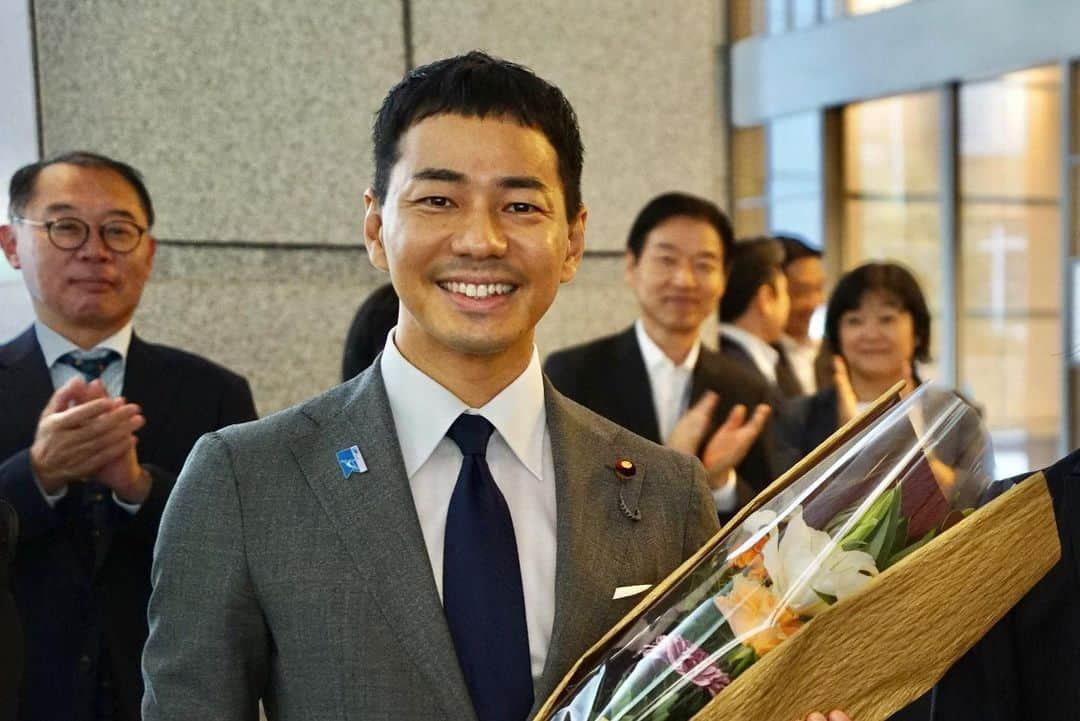 山本左近さんのインスタグラム写真 - (山本左近Instagram)「9/19 文科大臣政務官の交代式が行われました。  伊藤前政務官と共に、 山田新政務官、安江新政務官へ引き継ぎ。  文科省の職員の皆様の前で これまでの400日間の旅路を振り返りました。  就任時の挨拶にて、  私自身が6歳でF1レーサーに憧れ、 その＂夢＂へ挑戦したことや、  文部科学省が所管する 教育、科学技術・学術、文化、スポーツの共通点は“夢”であり、  子供にも大人にも、すべての人に ＂夢＂を与えることができる行政だということを話しました。  実際に400日間の在任期間を経て、 それは確信に変わりました。  『私は＂夢＂を持つ力の大切さ、 ＂夢＂が持つ力の力強さを信じています。  文科行政に携わる一人一人の取り組みが、 日本の未来を輝かせワクワクする ＂未来への夢や希望＂につながります。  大臣政務官という立場は離れても、 共に日本の未来を創っていきましょう。  皆さんと一緒に全力で取り組んでいくことを誓います。』  また衆議院議員初当選後、 わずか275日と1年にも満たないなかで 大臣政務官という身に余る職務を拝命し、 はじめは戸惑いが先行する毎日でしたが、 大西秘書官の献身的なサポートがあったからこそ、 無事に、そして楽しく乗り越えることができました。  大西秘書官と二人三脚で歩んできた道は、 なかなかの凸凹道で、(文字通り)躓くこともありましたが、 二人で歩んできた旅路でした。  本当にありがとうございました！  終わりに。 いま、400日間に及ぶ政務官の任務を 全うできたことに大きな喜びを感じています。  ここまで走り抜くことができたのも、 ひとえに支援してくださる皆様のおかげと 強く実感しており、心より感謝を申し上げます。  政務官からは離れることになりますが、 これからも日本のため、 国民の皆様のために役立てるよう、 現場主義を心掛け、責任感と緊張感をもち これからも職務に全力で取り組んで参ります。  引き続き、変わらぬご支援、ご指導の程、 よろしくお願い申し上げます。  #文部科学政務官 #山本左近」9月20日 18時25分 - sakon_yamamoto