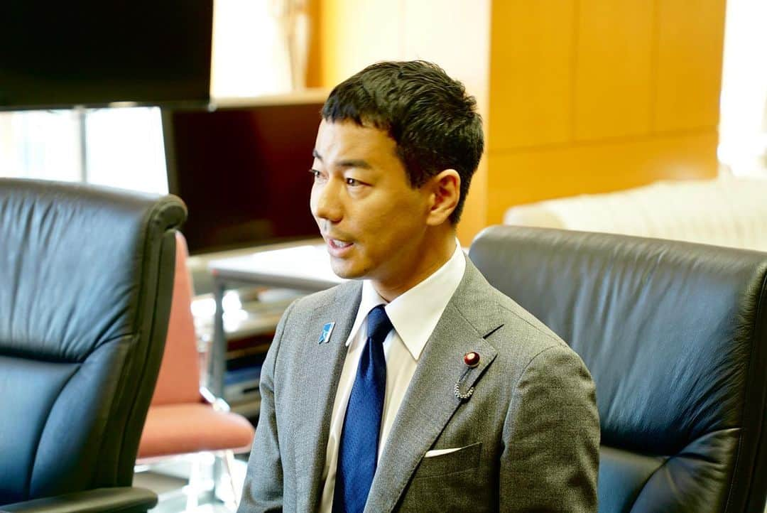 山本左近さんのインスタグラム写真 - (山本左近Instagram)「9/19 文科大臣政務官の交代式が行われました。  伊藤前政務官と共に、 山田新政務官、安江新政務官へ引き継ぎ。  文科省の職員の皆様の前で これまでの400日間の旅路を振り返りました。  就任時の挨拶にて、  私自身が6歳でF1レーサーに憧れ、 その＂夢＂へ挑戦したことや、  文部科学省が所管する 教育、科学技術・学術、文化、スポーツの共通点は“夢”であり、  子供にも大人にも、すべての人に ＂夢＂を与えることができる行政だということを話しました。  実際に400日間の在任期間を経て、 それは確信に変わりました。  『私は＂夢＂を持つ力の大切さ、 ＂夢＂が持つ力の力強さを信じています。  文科行政に携わる一人一人の取り組みが、 日本の未来を輝かせワクワクする ＂未来への夢や希望＂につながります。  大臣政務官という立場は離れても、 共に日本の未来を創っていきましょう。  皆さんと一緒に全力で取り組んでいくことを誓います。』  また衆議院議員初当選後、 わずか275日と1年にも満たないなかで 大臣政務官という身に余る職務を拝命し、 はじめは戸惑いが先行する毎日でしたが、 大西秘書官の献身的なサポートがあったからこそ、 無事に、そして楽しく乗り越えることができました。  大西秘書官と二人三脚で歩んできた道は、 なかなかの凸凹道で、(文字通り)躓くこともありましたが、 二人で歩んできた旅路でした。  本当にありがとうございました！  終わりに。 いま、400日間に及ぶ政務官の任務を 全うできたことに大きな喜びを感じています。  ここまで走り抜くことができたのも、 ひとえに支援してくださる皆様のおかげと 強く実感しており、心より感謝を申し上げます。  政務官からは離れることになりますが、 これからも日本のため、 国民の皆様のために役立てるよう、 現場主義を心掛け、責任感と緊張感をもち これからも職務に全力で取り組んで参ります。  引き続き、変わらぬご支援、ご指導の程、 よろしくお願い申し上げます。  #文部科学政務官 #山本左近」9月20日 18時25分 - sakon_yamamoto