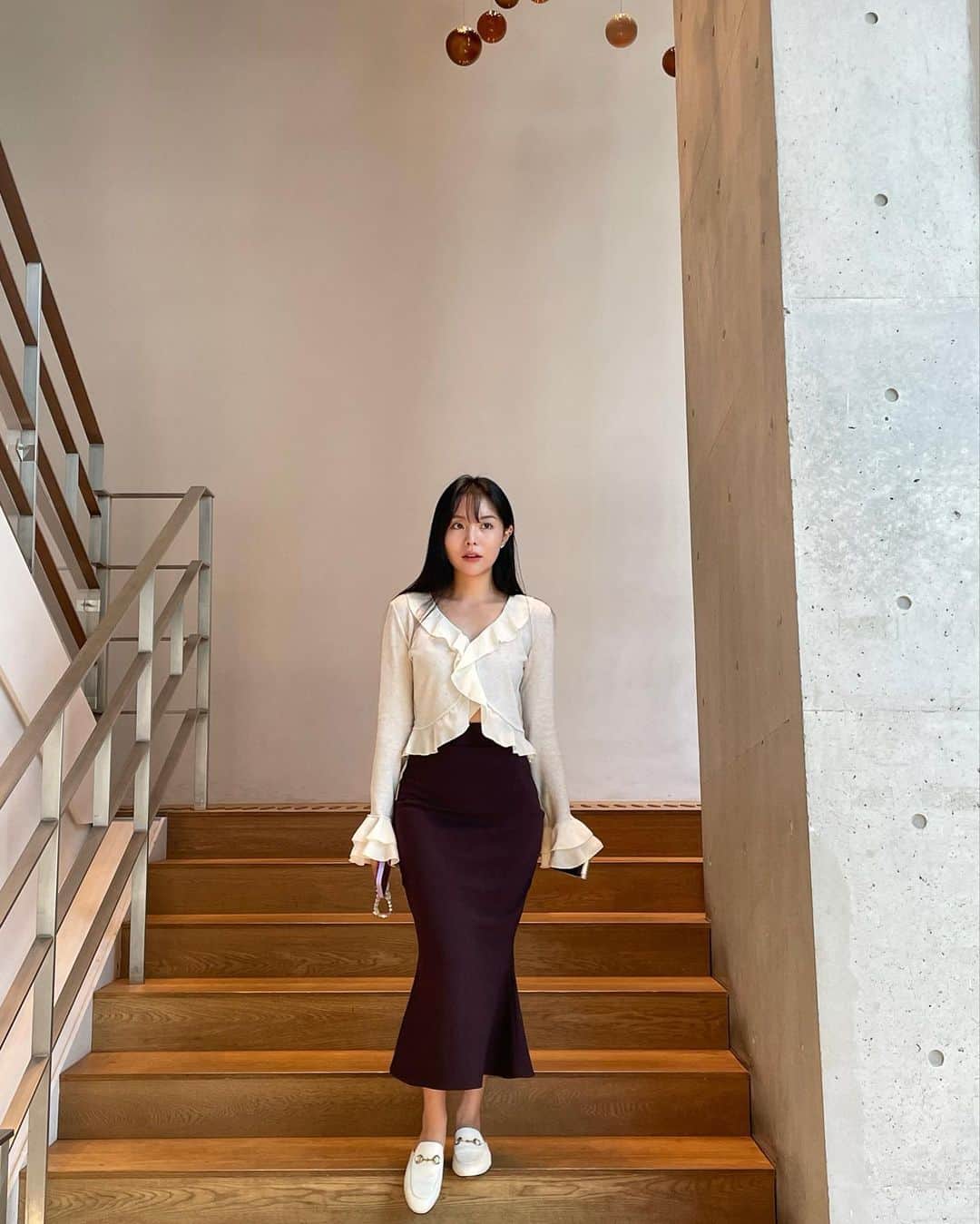 のインスタグラム：「부지런 부지런 블루보틀도 다녀왔었네🩵 저는 블루보틀 라떼 조아하는데 여러분들은 어떤걸 드시나요~?   와중에 소매 실루엣이 예쁜 차미즈 러플 가디건, 여리여리.. 머메이드 스커트랑 입으니 더더 예쁨✨」
