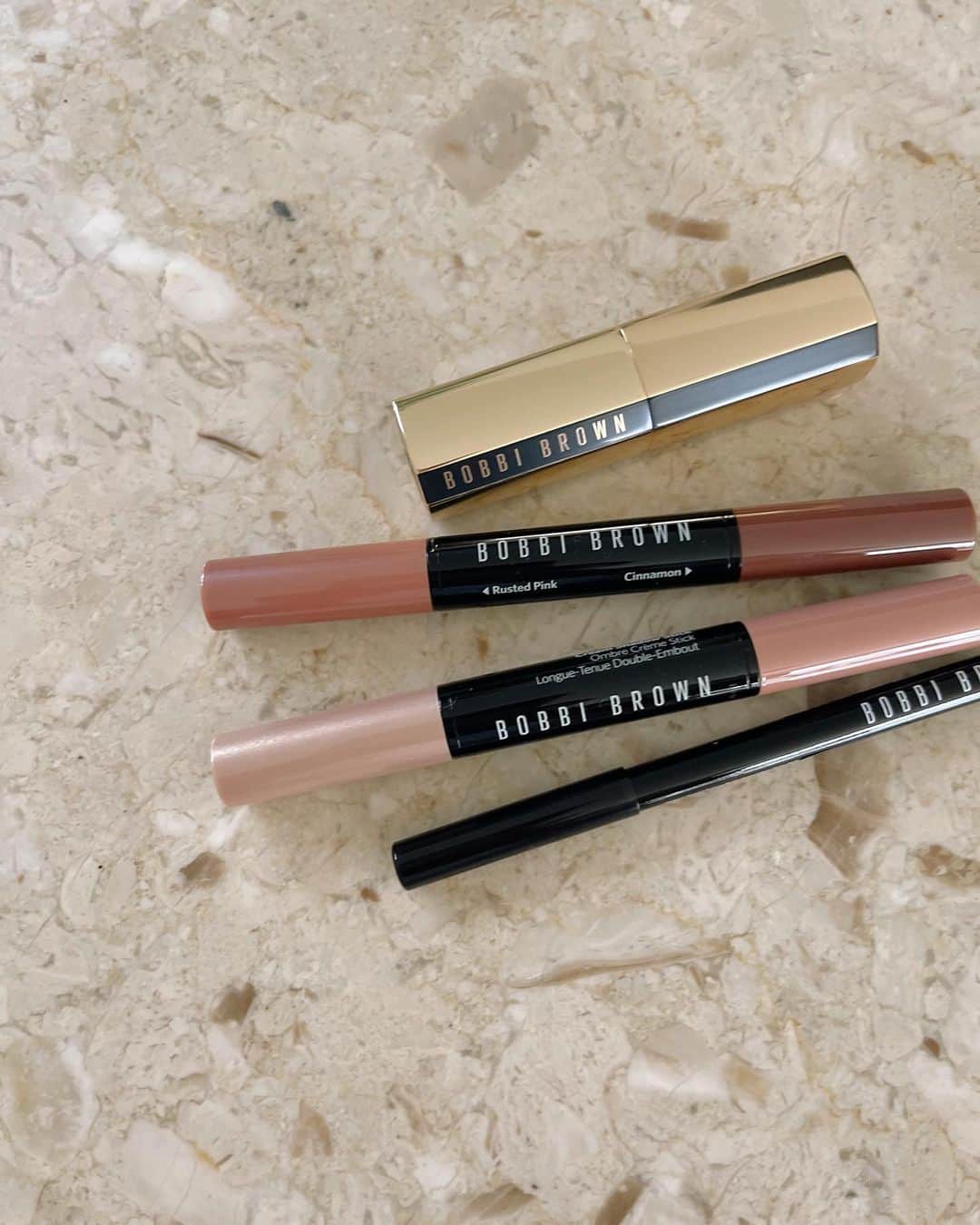 Love_Lifeのインスタグラム：「@bobbibrown でメイクしてもらってまんまとお買い上げ😂 2枚目タッチアップ後  ピンクローズ系シャドウとリップ 輪郭がボヤけがちなアラフォーはリップライナーが肝らしいです💄  でもBAさんって本当にすごい！  すぐに似合いそうな色セレクトしてくれたり、似合わせメイクもさすがです🤲  私も頑張らねばと思いました🫣」