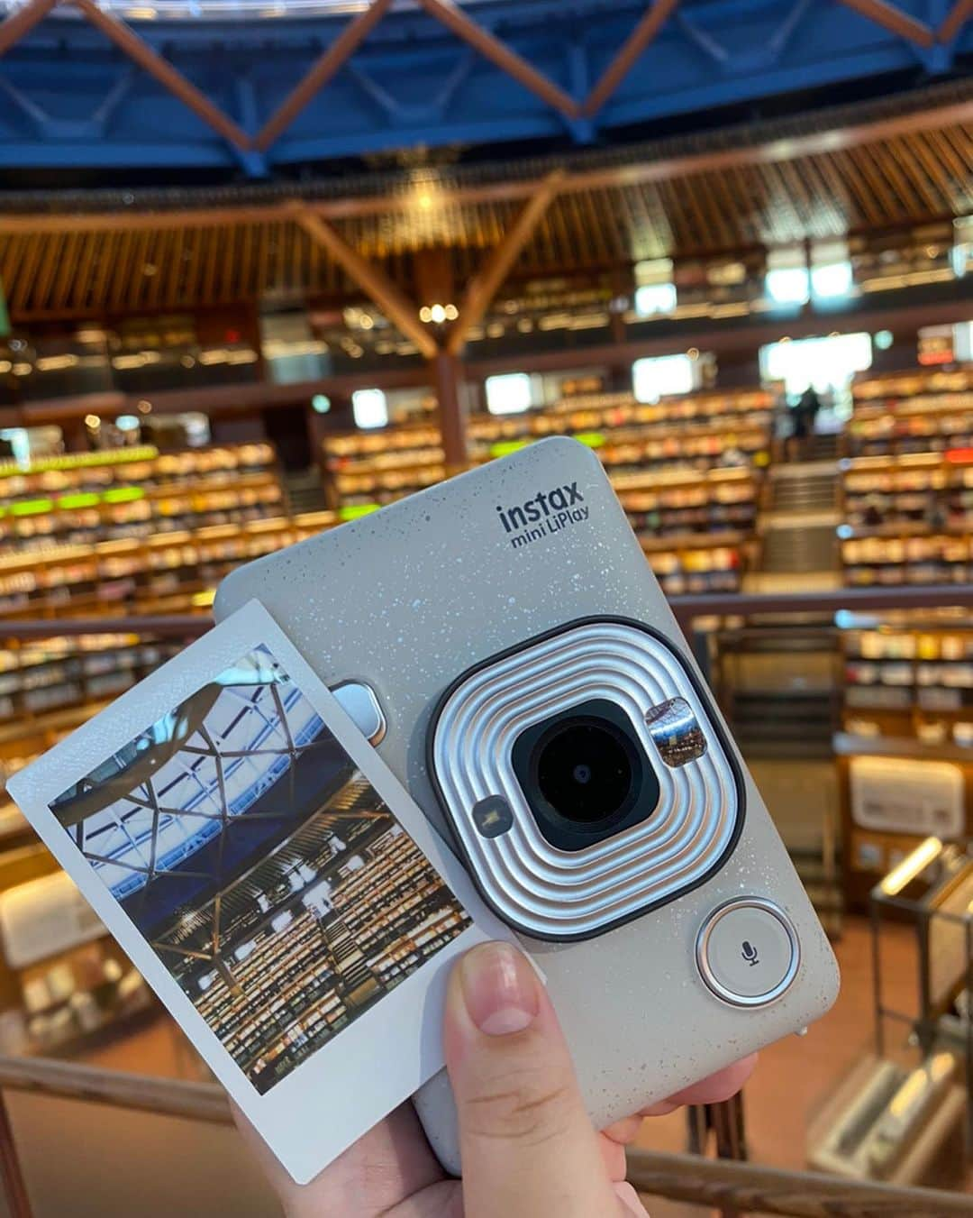 Fujifilm instaxのインスタグラム：「＼使ってみたい！と思ったら「📷」でコメントしてくださいね／ 【旅の記録はチェキで⏳INSTAX mini LiPlay】  旅先で見た風景やアートな建物を、チェキで残しませんか？  INSTAX mini LiPlayは、モニターを見ながら何度でも撮影が可能🌙 お気に入りの1枚を選んでチェキプリントできます🧸✨  画像が浮かび上がってくるまでのわくわく感も、チェキならではの魅力ですね🥰  ちなみに…… ／ 石川県立図書館に訪れたことはありますか？📙 ＼ ぜひコメントで教えてくださいね♪  ■撮影協力：石川県立図書館  ﹋﹋﹋﹋﹋﹋﹋﹋﹋﹋﹋﹋﹋﹋﹋﹋﹋﹋﹋﹋﹋﹋﹋﹋ ˗ˏˋ 「𝐢𝐧𝐬𝐭𝐚𝐱 <チェキ> 」公 式 ア カ ウ ン ト ˎˊ˗ 　チェキを楽しむためのヒントをたっぷりとお届け…🤍   　📷新商品情報 　📷すてきな投稿紹介  　📷 撮影アイデア  🏷 #チェキ #instax  タグ付け&メンションしてね♡  素敵な投稿はこのアカウントで紹介しちゃうかも🌷   𝑪𝑯𝑬𝑪𝑲 👉@cheki_instax ﹋﹋﹋﹋﹋﹋﹋﹋﹋﹋﹋﹋﹋﹋﹋﹋﹋﹋﹋﹋﹋﹋﹋﹋ #チェキ #INSTAXlife #INSTAX #INSTAXmini  #INSTAXcamera #cheki #FUJIFILM #富士フイルム #チェキのある生活 #マイチェキ #INSTAXminiLiPlay #インスタックスミニリプレイ #フィルムカメラのある生活 #フィルムカメラ #selfie #カメラ女子 #チェキ女子 #図書館 #石川観光 #建築デザイン #アート巡り #旅行記 #日本旅行 #日々フィルム #旅フォト #思い出記録 #フィルムで残す日常」