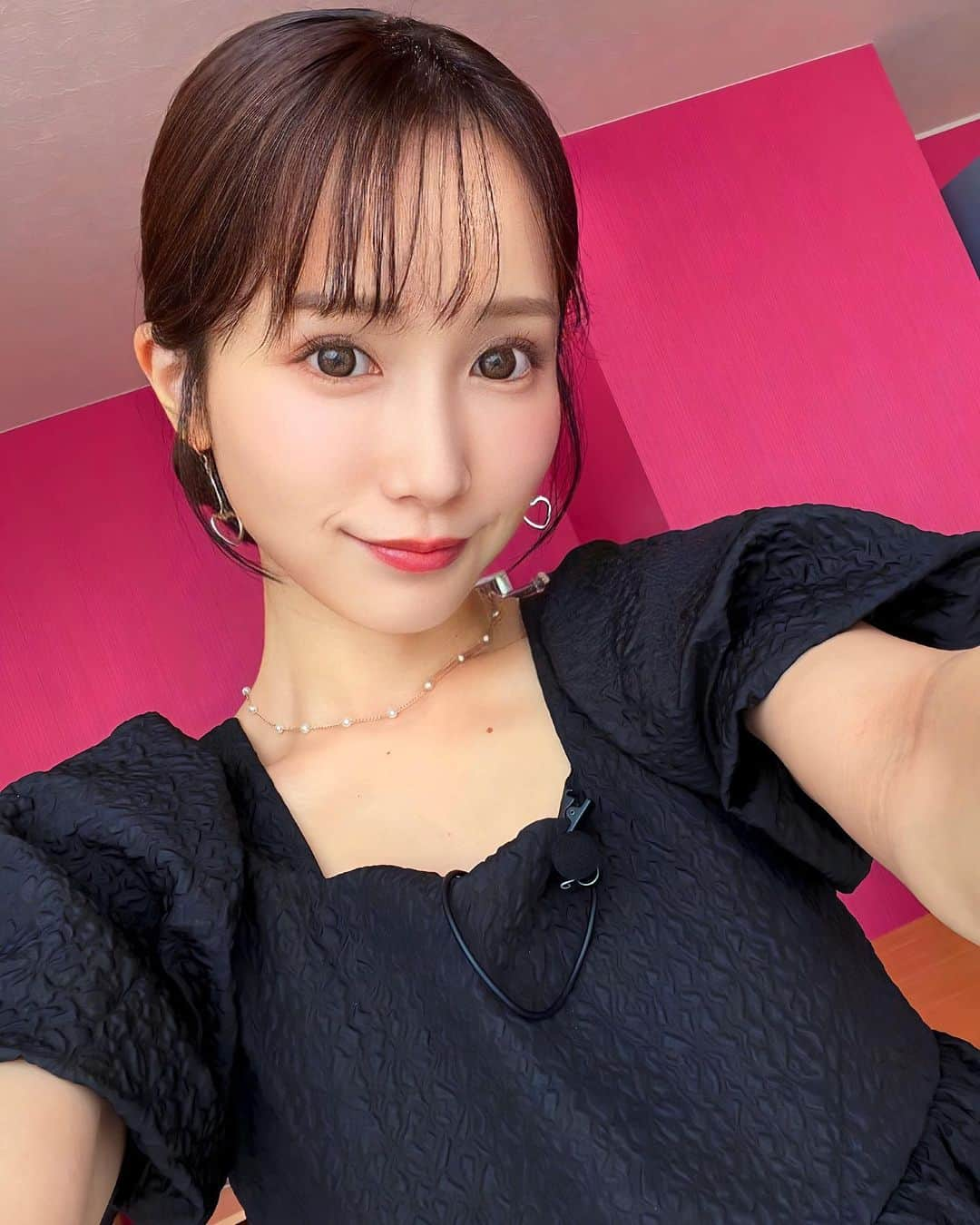 小島みなみのインスタグラム：「. . Amazon primeで配信中の #エロキン 収録でした🍓  MCが絶妙に上手じゃなくて すごくよかったです！！！と ディレクターさんに褒められました♡ 褒められてる..のかな？🙂？笑 とにかく優しい現場でだいすき🫶  ぜひ観てねっ🌟 . . 髪色ちょっぴり暗くした💇‍♀️ . . . #収録 #amazonprime #黒コーデ #黒ワンピース #GRL #grl購入品 #shein」