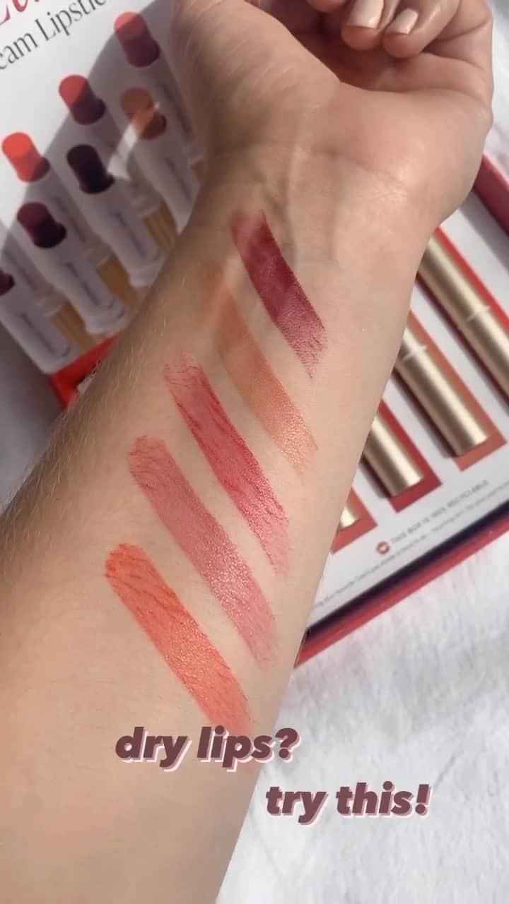 ジェーン・アイルデールのインスタグラム：「なじみやすく印象的な15色展開💄 クリーン処方でありながら、美しく濃厚な発色を実現。 優れた美容液成分を豊富に配合し、うるおいをしっかりと与えるので、 唇そのものの質感を健やかにみずみずしく整えます。 また、すべるようななめらかなつけ心地でつっぱり感もありません。 スリムなゴールドのスタイリッシュなパッケージは 、 秋のバッグの中に1つ加えたくなるアイテム。  ≪ 成分特徴 ≫ 🥥ココア種子バター・・・抗酸化力に優れ、唇を保護し、うるおいを与えます。 🌺ヒメマツバボタンエキス・・・オメガ3脂肪酸を豊富に含み、コラーゲンの生成をサポート。ボリュームとハリを与えます。 🌻ヒマワリ種子オイル ・・・ビタミンEを豊富に含み 、唇を環境ダメージから保 護 し栄養を与えるとともに 、保水力を高めます。  あなたはどの色合いから試してみたい？👇  💄お気に入りのColorLuxe カラーラックス リップスティックシェード5色をご紹介！  1. BELLINI  2. TUTU  3. MAGNOLIA  4. MULBERRY  5. BLUSH   秋のリップ、どっぷり鮮やかに、 たっぷりうるおいを。  Repost glamorija_   ジェーンアイルデールのメイクアップとスキンケア製品は、パラベン、タルク、フタル酸エステル、合成香料、遺伝子組み換え原料を使用していません。  📍詳細はプロフィール欄のURLから @janeiredale_japan   ーーーーーーーーーーーーーーー  #janeiredale  #ジェーンアイルデール #クリーンビューティ #スキンケアメイクアップ #ミネラルコスメ #オーガニックコスメ #ナチュラルコスメ #メイクアップアーティスト #デパコス #ナチュラルメイク #メイクアップ #ミネラルメイク #限定キット #日焼け止め#MRiBeauty #紫外線防止 #夏新作 #コスメ紹介 #メイク #makeup #ZOZOCOSME #ゾゾコスメ #コスメ #COSME #コスメ好きさんと繋がりたい #メイクアップ #ZOZOTOWN #ゾゾタウン #美肌成分 #crueltyfree #beauty」