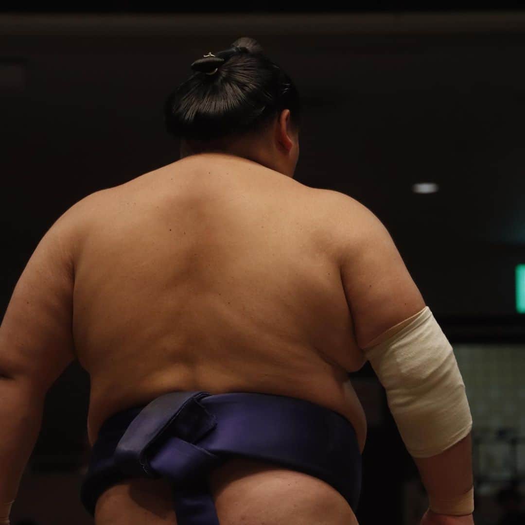 日本相撲協会さんのインスタグラム写真 - (日本相撲協会Instagram)「〈大相撲九月場所　十一日目〉  土俵下カメラ📸 力士の背中編  誰かわかりますか？  #sumo #九月場所 #相撲」9月20日 18時34分 - sumokyokai