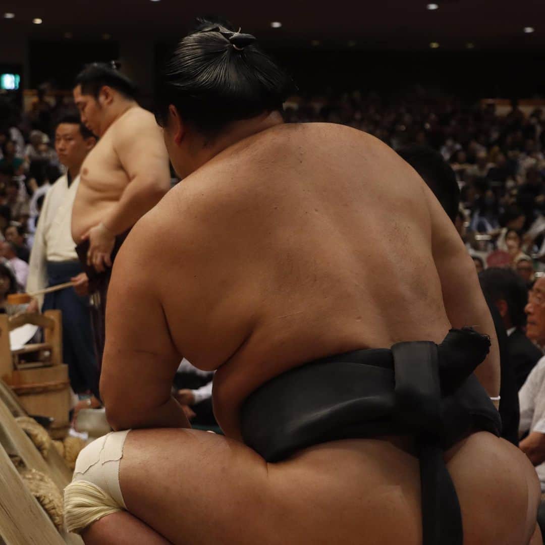 日本相撲協会さんのインスタグラム写真 - (日本相撲協会Instagram)「〈大相撲九月場所　十一日目〉  土俵下カメラ📸 力士の背中編  誰かわかりますか？  #sumo #九月場所 #相撲」9月20日 18時34分 - sumokyokai