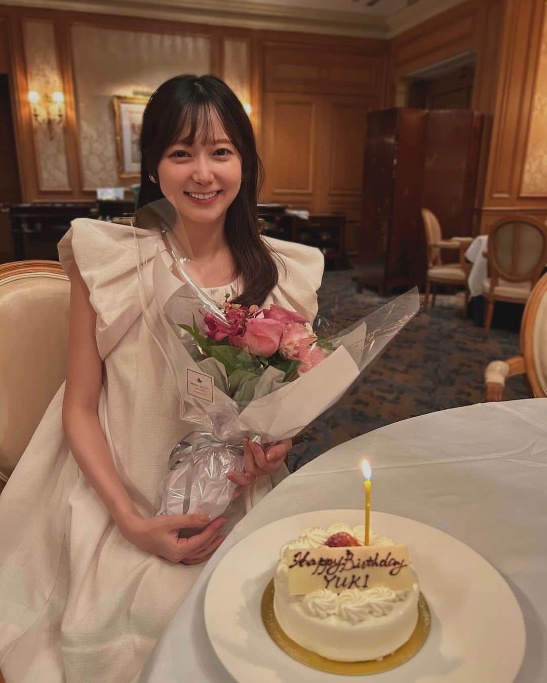 吉田悠希さんのインスタグラム写真 - (吉田悠希Instagram)「♡ 先日、31歳になりました🎂 お祝いのメッセージもありがとうございます。  昨年の誕生日がプロポーズだったので、 夫婦の状態で2人でお祝いできるのは今年が最初で最後！ (お腹にはいるけど👶🏻)  ケーキの火を吹き消すのも一苦労な妊婦生活ですが…🤣 それも残り100日を切りました👏  今までのようにお仕事する姿は しばらく発信できなくなりますが 引き続き、見守っていただけると嬉しいです✨」9月20日 18時34分 - yuki__yoshida__914