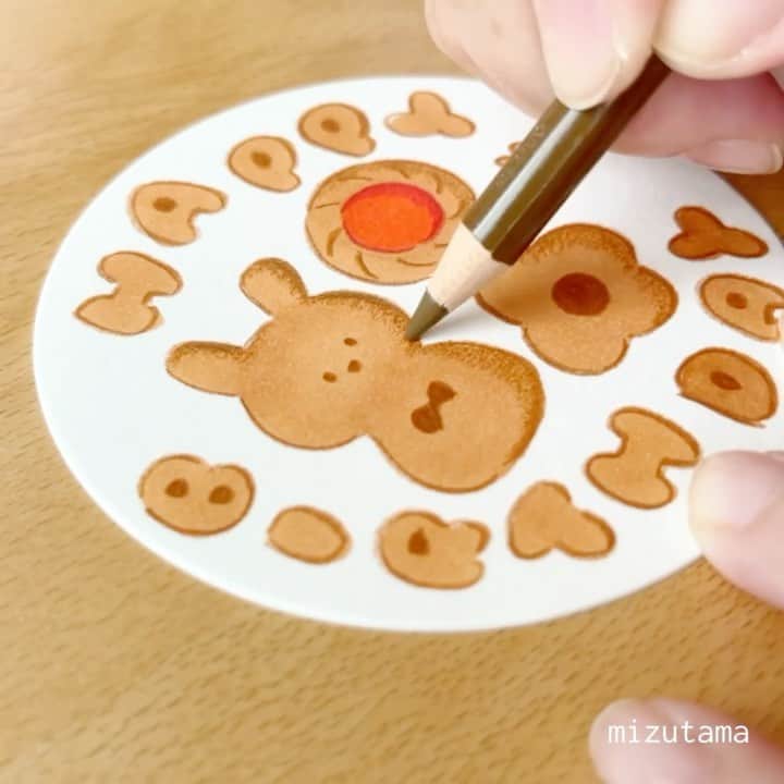 mizutamaのインスタグラム：「今日のお絵描きコースター。  9月お誕生日のみなさまー！ おめでとうございまーーーーーす！！🎂🎁💐  mizutamaよりバースデークッキーのお届けです🍪 召し上がれ♡ （ノンカロリー）  バタバタしていたらもう9月も後半、 うかうかしてるとお誕生月終わってしまいますよー 心置きなくお誕生月をお過ごしくださいね☺️  わたしも便乗してアイス食べちゃおっと🍨」