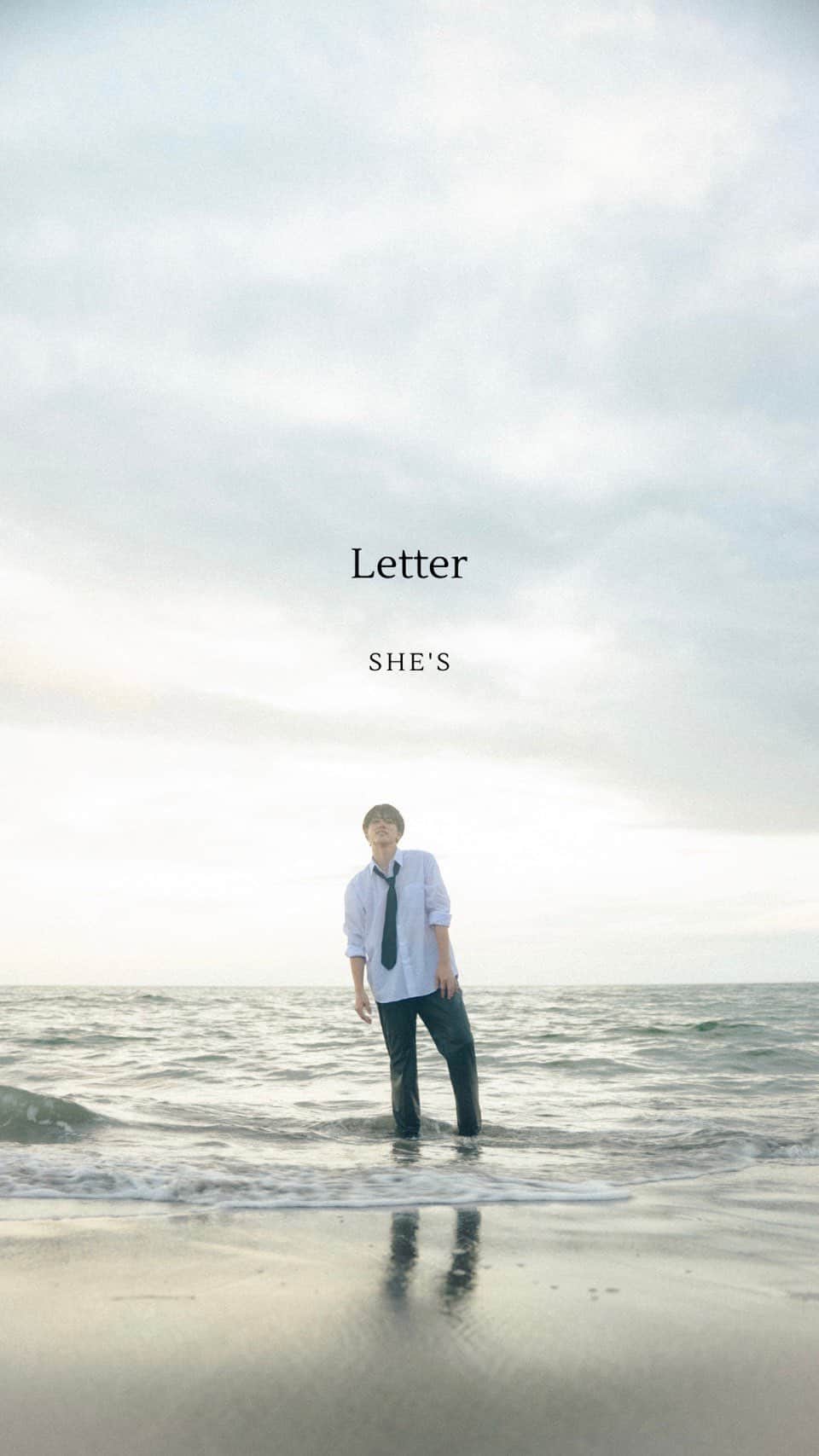 のインスタグラム：「Letter/SHE'S  この映像作品を見て、少しでも何か心に感じ取っていただけたら嬉しいです。コメントなどお待ちしてます。  出演 武田 愁  @shu__takeda  撮影編集 宮澤 あみ @ami.creator   #武田愁 #しゅう  #俳優 #メンズモデル  #今日好き #カンヌン編  ※当映像作品について、視聴者の皆様にお伝えしたいこと  【 着衣泳に関して 】  この度、コメント欄に着衣泳に関して貴重なご意見をいただきましたので、ありがたく受け止めた上で、せっかくのご機会ですので、お伝えしたいことがございます。  今回の撮影では、ビデオグラファー宮澤あみが、ライフセービング資格を持っている上で、安全面について十分に配慮した上で撮影を実施させていただきました。  また、こちらの撮影で行ったのは着衣したまま入水をしましたが、着衣泳（着衣したまま泳ぐ行為、また水に浮かぶ行為）はしておりません。  着衣したまま、半身浸かり身振り手振りでモデルに表現活動を行っていただき、私自身も入水を行いました。  当日は波の状態は、私から見ても入水が危険な日ではありませんでした。  ですが、コメント欄にご意見をくださった方や、その他の視聴者の方々に上記の状況が私と同じように伝わることもなく、この度ご意見をくださった方のおかげで、期せずしてこのご機会に恵まれることとなりました。  コメント欄にご意見をくださった方には、改めて感謝申し上げます。  また、着衣泳に関しても水を吸った衣服は想像以上に重くなり、着衣したままでの遊泳は大変な危険な結果をもたらすことがあります。  故意的な着衣泳は行うことのないようお願い申し上げます。  また重ねて一般の方が、本作品の真似をしないようにお願いいたします。  最後にこちらの作品を多くの方に見ていただけて本当に嬉しい限りです。  皆様の応援が力になっています！引き続き応援のほどよろしくお願いいたします。  2023.9.29 宮澤あみ、武田愁」