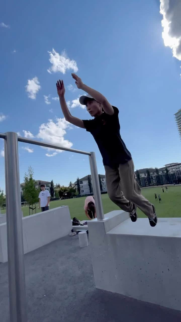 山本華歩のインスタグラム：「Two lines from Vancouver🇨🇦 📍Cottonwood Park Which one do you like?  #parkour #パルクール」