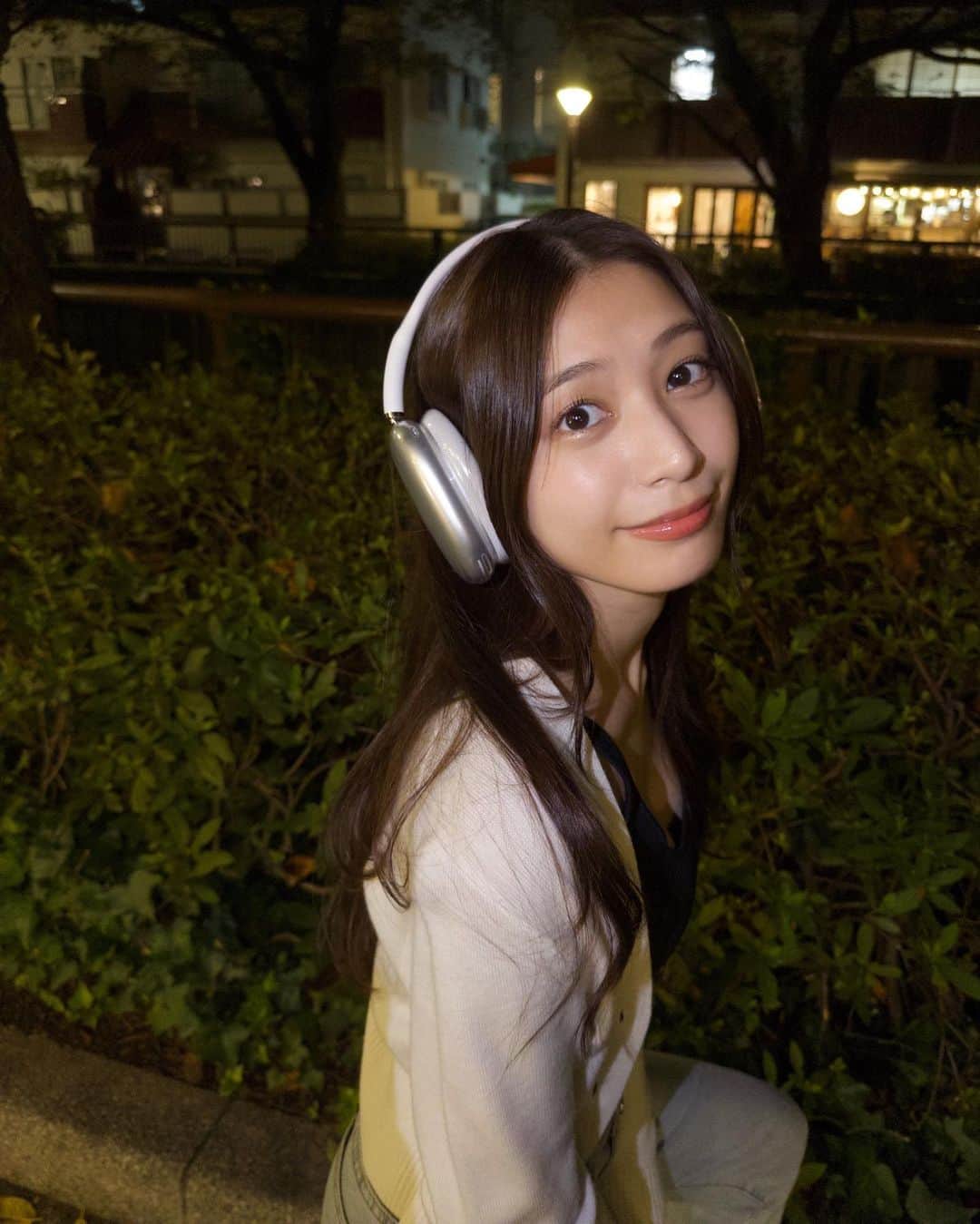 椚ありさのインスタグラム：「音楽聞きながらお散歩するのが好き🎧 ちょっとずつ涼しくなってきたね」