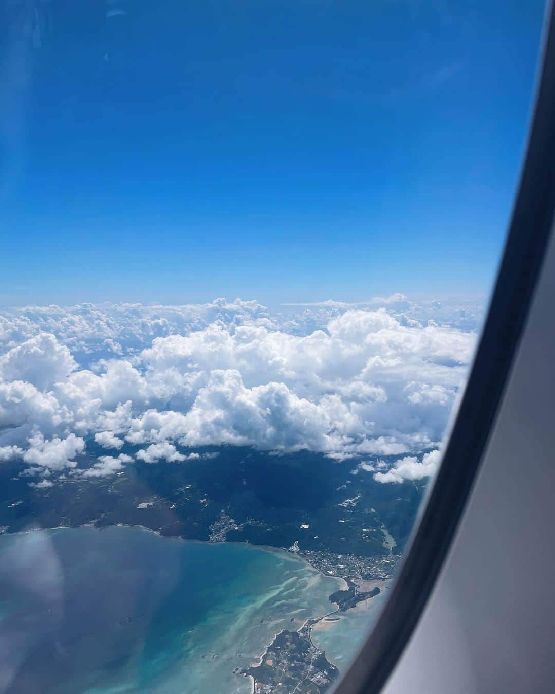 原田沙奈子さんのインスタグラム写真 - (原田沙奈子Instagram)「✈️🤍  レイちゃん親子と久しぶりの沖縄へ。 夏休みもほとんどお仕事だった私たちの手伝いを頑張ってくれた子供たちが楽しんでくれたらと。  飛行機も2人席、ホテルの部屋もアマネとアオバの2人部屋（コネクティングルーム）で笑っちゃうくらい一生ぺちゃくちゃしてた。  子供たちは海やプールを楽しんで見事に真っ黒になって。 楽しい楽しいと大喜びして寝る直前まで全力で遊んで。 あんなにはしゃいでる姿、久しぶりに見たなぁ🥹  ホテルはレイちゃんが見つけてくれた @ryukyuhotel_nashiro に。 生後5ヶ月のソラから大人まで楽しめた。 ベビーカーやベビーベッド、ベビーバス、オムツ用ゴミ箱、消毒用ボックスなど貸してくれるから非常に助かった！←事前にリクエスト出しておいた方が良い  みんなでお揃いのワンピ着て、サンセットにバー行ったのも良い思い出。 海に沈んでいく夕陽、綺麗だったな。  🏝️  #沖縄」9月20日 18時47分 - sanakoharada