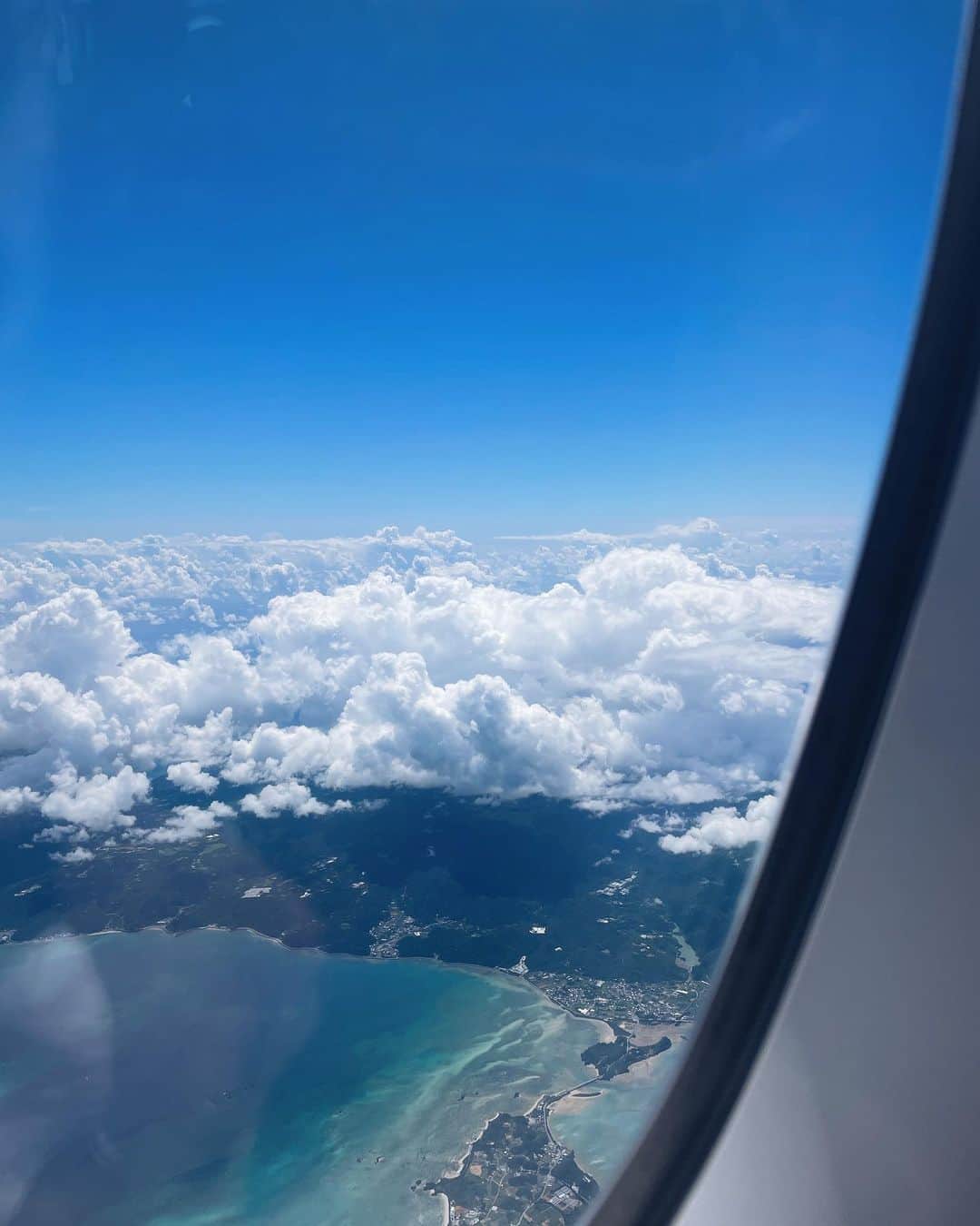 原田沙奈子のインスタグラム：「✈️🤍  レイちゃん親子と久しぶりの沖縄へ。 夏休みもほとんどお仕事だった私たちの手伝いを頑張ってくれた子供たちが楽しんでくれたらと。  飛行機も2人席、ホテルの部屋もアマネとアオバの2人部屋（コネクティングルーム）で笑っちゃうくらい一生ぺちゃくちゃしてた。  子供たちは海やプールを楽しんで見事に真っ黒になって。 楽しい楽しいと大喜びして寝る直前まで全力で遊んで。 あんなにはしゃいでる姿、久しぶりに見たなぁ🥹  ホテルはレイちゃんが見つけてくれた @ryukyuhotel_nashiro に。 生後5ヶ月のソラから大人まで楽しめた。 ベビーカーやベビーベッド、ベビーバス、オムツ用ゴミ箱、消毒用ボックスなど貸してくれるから非常に助かった！←事前にリクエスト出しておいた方が良い  みんなでお揃いのワンピ着て、サンセットにバー行ったのも良い思い出。 海に沈んでいく夕陽、綺麗だったな。  🏝️  #沖縄」