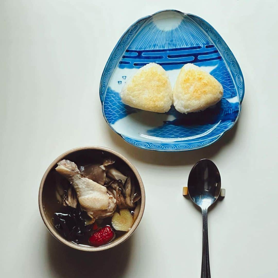 樹神のインスタグラム：「おおひらたけやきくらげ、きのこ色々と手羽元の 薬膳スープと 胡麻油と「ろく助」塩の焼きおにぎり。  ドボンしていただきまーす。」
