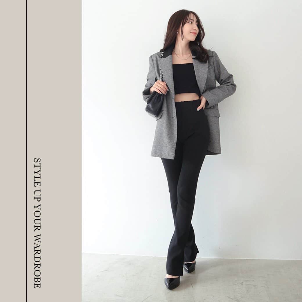 デュラスアンビエントのインスタグラム：「#シングルテーラードジャケット <Greige, Black, Check> 【9/20(WED)20:00-】  肩先にパッドを施し、シャープな印象のピークドラペル仕様で、秋らしいクラシカルな雰囲気を醸し出す一枚。  メンズライクになりすぎないボックスシルエットで、オーバーに着るのが洒落見えのコツ。  #バックジップニットレギンス <Black>  AMBIENT一推しの美脚ニットパンツ。 ハイウエスト仕様でぴったりと脚線に沿い、膝下からややフレアになる王道美脚シルエットを実現。  また裾の後ろにジップを施し、フレア感を調節することで、程よい抜け感もプラス。  ＿＿＿＿＿＿＿＿＿＿＿ ✔︎ @ambient_styling #AMBIENT #ambient_official #ambientstyle #アンビエント #23aw #ジャケット #テーラードジャケット」