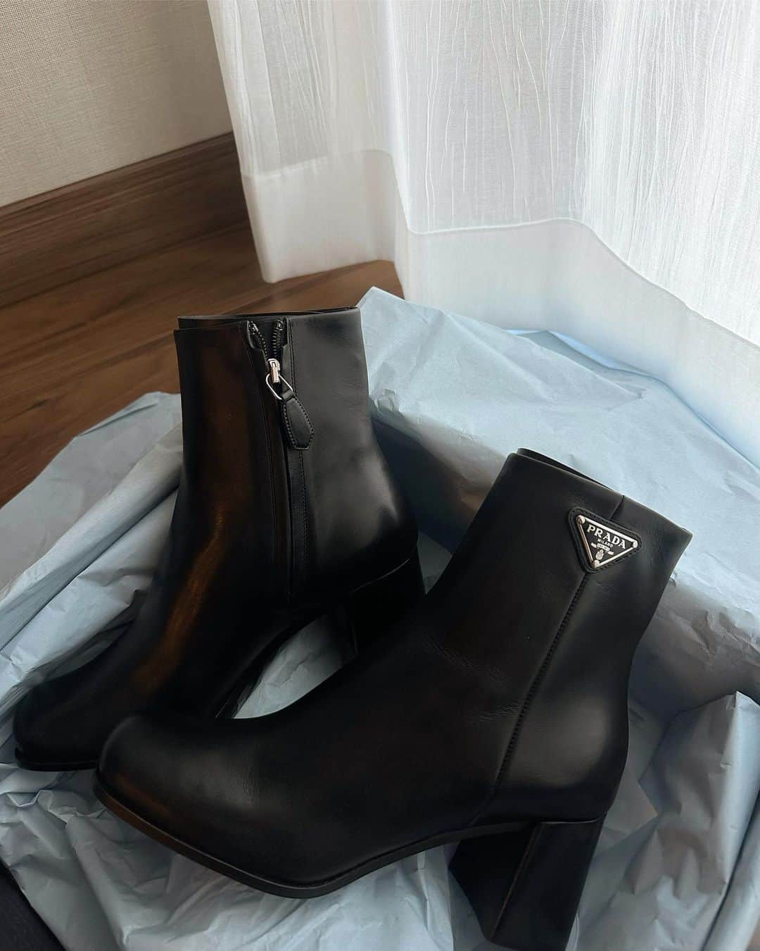 宮所舞のインスタグラム：「. @prada 👢🖤 流行り廃りなく長ーく愛用できる シンプルなデザインに一目惚れ。  合わせたいお洋服を想像してはワクワク✨ 秋冬が待ち遠しいな〜。#prada」