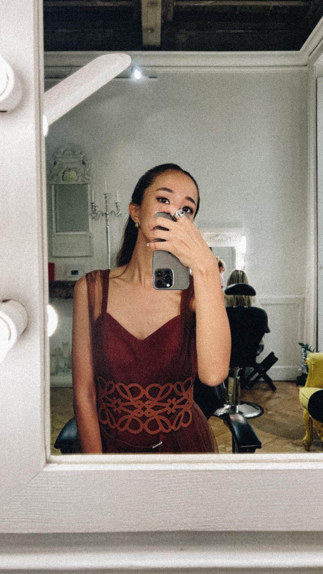 福井仁美のインスタグラム：「BROW BAR中継　📍Italy 🇮🇹  バタバタしながらさくっとでごめんなさい。 とっっても楽しみにしていた大人気のブロウアーティストが所属するブロウバー(眉毛サロン)  本当に内装も、ブロウアーティストの出立も、プロダクトへのこだりも、、そしてもちろん眉毛への愛情も。  日本の何倍も進んでる！ 負けていられない日本！  日本の美容って、世界から称賛されてた時代この前まであったじゃん‼︎と声を大にして言いたい🗣  #ハリウッドブロウリフト は日本に眉毛の文化を根付かせるべく、常に進化して、ブロウアーティストのサポートをして、新しい職業を創り、常に感動の瞬間を提供し続けます！  #世界の眉毛事情 @hollywoodbrowlift  #イタリア #italy #milan」
