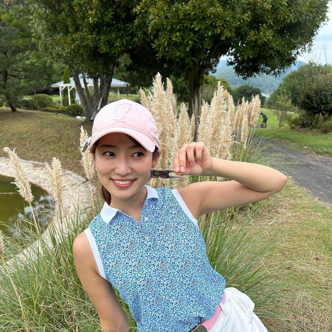 安藤萌々のインスタグラム：「水曜日もお疲れ様です！  写真はお気に入りのグリーンフォーク⛳️🍴去年の全英オープン(150回大会)取材帰りのスポーツデスクから貰ったお土産で、裏側には名前が彫られているんです。 最近、ピッチマークを直さない人が増えていると聞きます。 朝早い組で回って出来たてのマークだらけだと、悲しい気持ちになりますよね……💦 凹んでしまってから直す時間が早ければ早いほど芝の修復が早いのがピッチマーク！  私はこれからもこのお気に入りのグリーンフォークでせっせと直していきます  この日は #大学ゴルフ部 の #同期 と #大学の友達  と #ラウンド #エンジョイゴルフ に #シフトチェンジ   今夜の報ステ…オリックスのリーグ3連覇をお伝え出来るか！？ドキドキです。スポーツコーナーでの川上憲伸さん解説が楽しみ🌟」