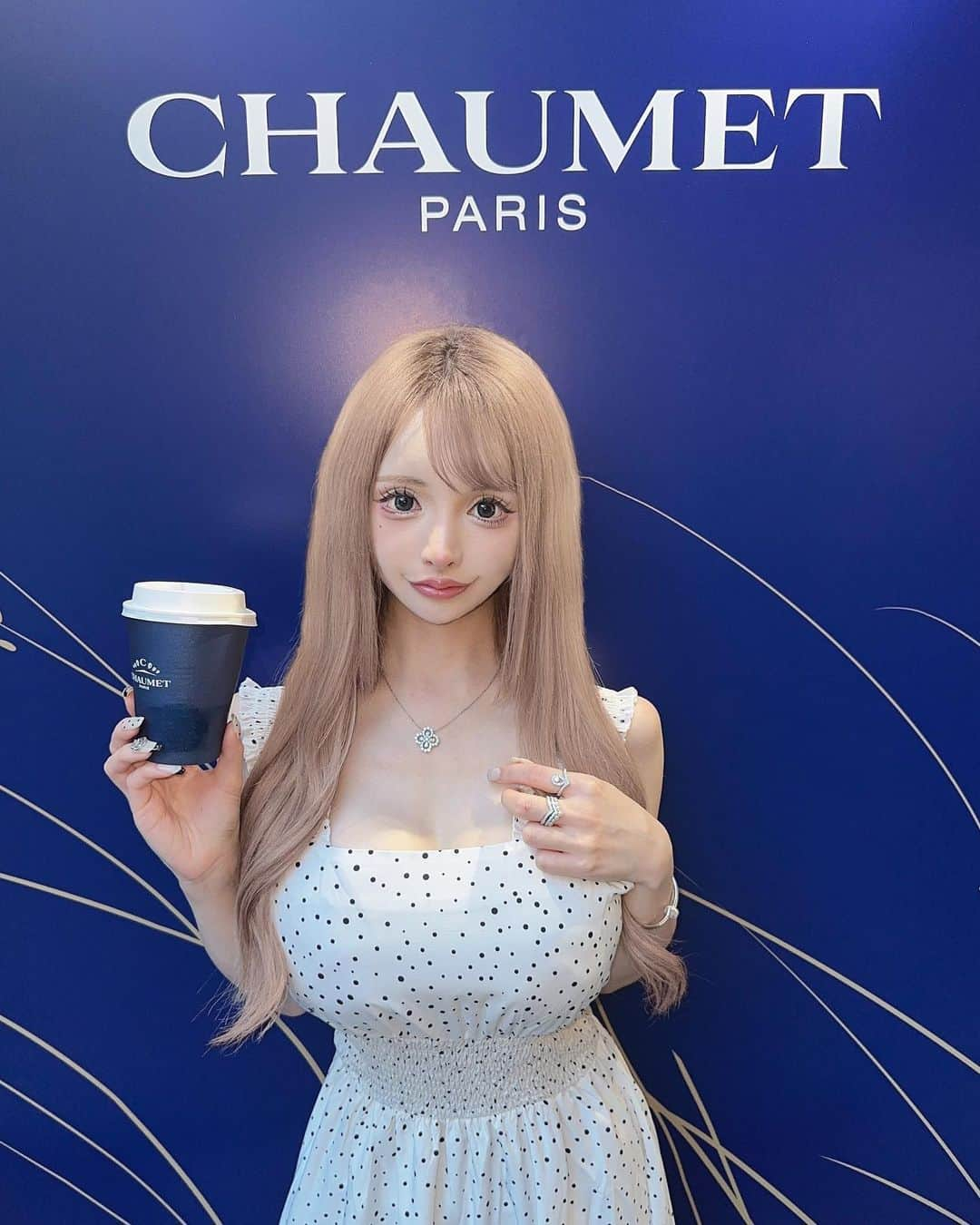 美咲キララさんのインスタグラム写真 - (美咲キララInstagram)「💎💙‎ . 銀座シックス ショーメポップアップカフェ ハニーラテ美味しかった🤤🤍 チョコは左がジョセフィーヌ、右がナポレオン ジョセフィーヌフルで付けたかったのに1つ忘れて泣いてる(；＿；) . 9月24日までやってるよー！ . . #ショーメ #chaumet #ショーメカフェ #銀座シックス #銀座six #ginzasix  #銀座カフェ #ジュエリー好きな人と繋がりたい  #ジョセフィーヌ #キャバクラ #キャバ #キャバクラ嬢 #キャバ嬢 #東京 #新宿 #歌舞伎町 #池袋 #六本木  #大阪 #ミナミ #北新地 #自撮り女子 #グラビア #リュクセ #팔로우 #셀카 #自拍 #角色扮演 #cute #kawaii」9月20日 18時42分 - ___krrnano