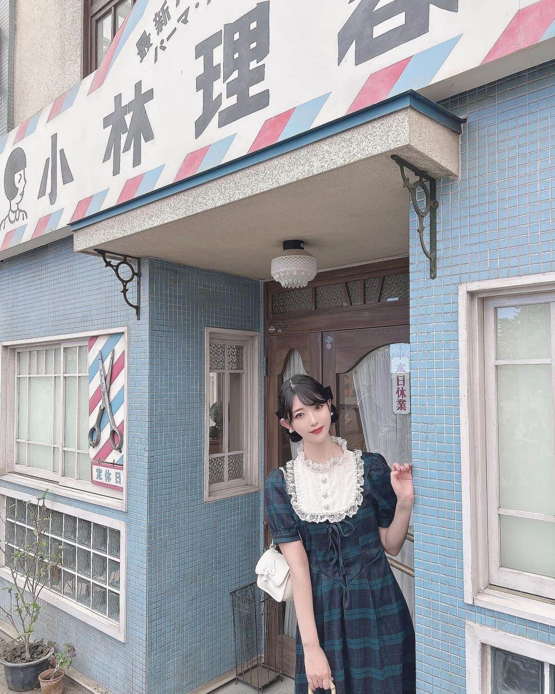 れみぱんのインスタグラム：「西武園ゆうえんちの夕日の丘商店街📸 : 今回も喫茶ビクトリアはずっと混んでいて、並べない人間なので諦めました🥺 いつか入ってみたい😂✨ #西武園ゆうえんち」
