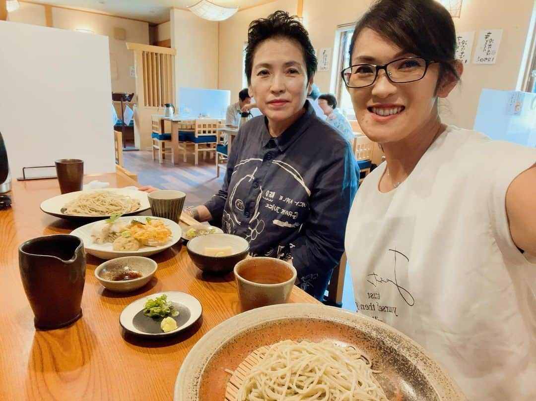 生島早織のインスタグラム：「今日は、ほぼオフ📴  ランチタイムに母と合流してランチ🥢  気になっていたお蕎麦屋さん❣️  栃木県産の蕎麦粉を作った十割蕎麦。  また行きたいお店の一つになりました❣️ 江戸っ子の母には懐かしい感じかな⁉️  お店は観光地のど真ん中と言うこともあり、平日でも待客がいて蕎麦湯を頂いたら早々に店を出ました。 話し足りない私達は近くのカフェへ移動🚗  お蕎麦の後は🍰＆☕️  子供達の話、お仕事のお話❣️ 母は、1番の理解者であり、人生の大先輩😊  写真写りだけは相変わらず悪い👎📷 どうして普通の顔が出来ないのかな⁉️😅  双子達は、ばぁばの事を『笑いん坊さん』と呼ぶ🤣  ばぁばは、いつも笑ってる🤣  元気の秘訣❣️  笑いは、自分自身だけでなく周りの人を幸せにするパワーがありますね😄  母を見習って❣️  と、思うが、なかなかそうもいかない時が😅  笑う門には福来る☺️ですね❣️  夕方は、長男がくっつき虫（正式名？）を簡単に取る裏技を披露✨  やるやん👏  これで自分で取れるね👍  出来ることがどんどん増えていく❣️ 小学2年生❣️ 1ヶ月に数十個の漢字を覚える。  私は、いろんな事を忘れていく😅 思い出せないことが増えていく😆  その変化を楽しめる自分でいたい😃  今日も1日ありがとう😊  #双子育児 #双子ママ #双子ファミリー #ばぁばのあだ名 #笑う門には福来る #母娘 #裏技 #くっつき虫取る方法 #子供の成長 #感謝」