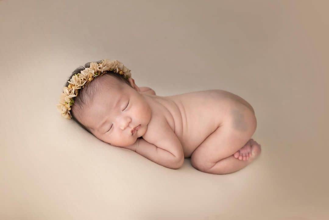 佐々木彩乃さんのインスタグラム写真 - (佐々木彩乃Instagram)「@cozynap_newbornphoto さんでニューボーンフォトを撮ってもらいました。  と言っても1ヶ月過ぎたくらいに撮ったので新生児期ではないのだけどこれはこれで頬っぺたのプニっと感がたまらん🥰  生後2週間くらいがベスト期みたいなのでそれくらいにお願いするのが良さそうです！  自宅に来てくれて簡単に準備から撮影終了までで2時間ほどで本格的な写真が撮れました✨」9月20日 18時48分 - ayano__sasaki