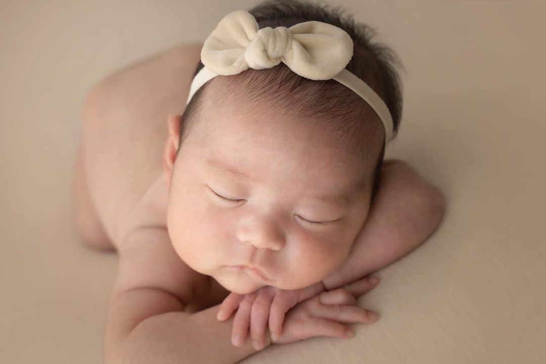 佐々木彩乃さんのインスタグラム写真 - (佐々木彩乃Instagram)「@cozynap_newbornphoto さんでニューボーンフォトを撮ってもらいました。  と言っても1ヶ月過ぎたくらいに撮ったので新生児期ではないのだけどこれはこれで頬っぺたのプニっと感がたまらん🥰  生後2週間くらいがベスト期みたいなのでそれくらいにお願いするのが良さそうです！  自宅に来てくれて簡単に準備から撮影終了までで2時間ほどで本格的な写真が撮れました✨」9月20日 18時48分 - ayano__sasaki