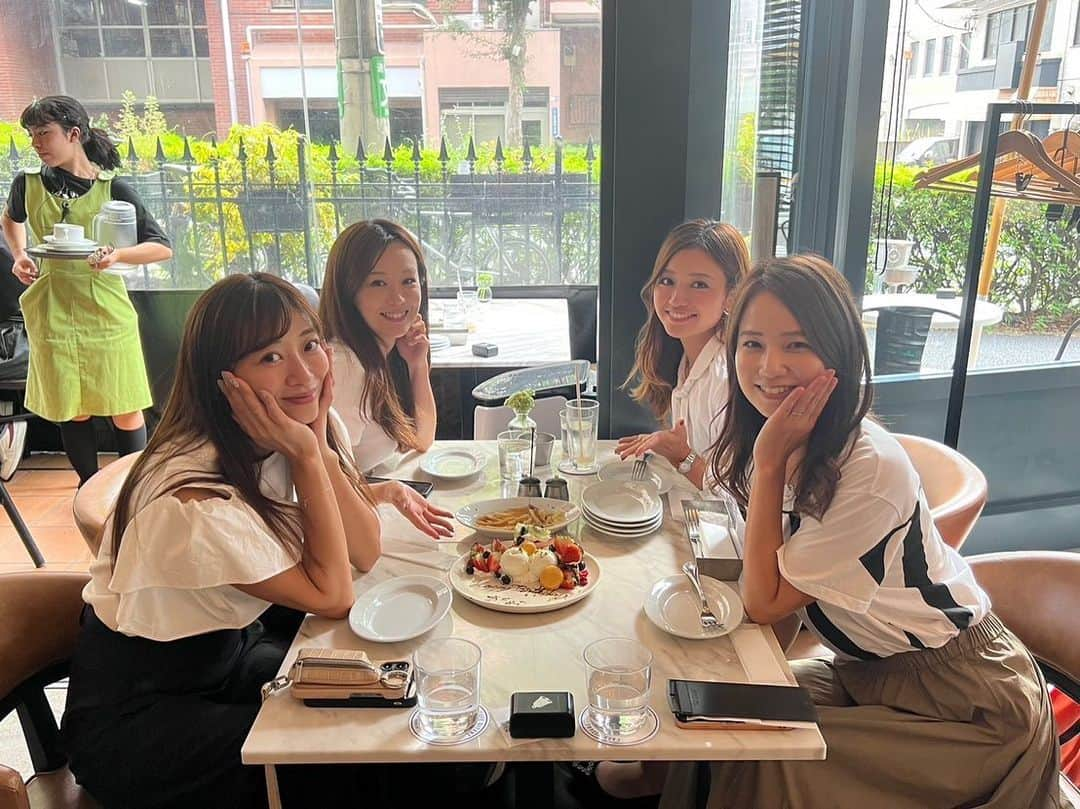 なみさんのインスタグラム写真 - (なみInstagram)「lunch🍽️❤️  あーちゃんお誕生日おめでとう🎁💕  4ヶ月遅くなったけど2人にも渡せて良かった〜🥰  いつもありがとう〜✨  本日やっとyoutube最終回あげます😆遅すぎる。ハピハピってやつ見てね♡笑笑　  #恵比寿　#ランチ　#誕生日 #おめでとう　#友達　#youtube #golf」9月20日 18時50分 - nami73_golf