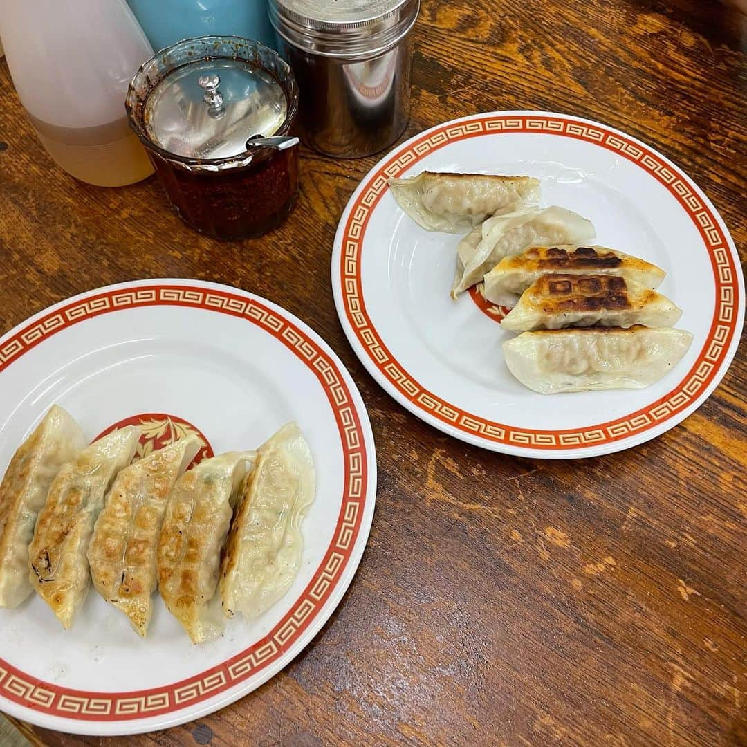 佐分利眞由奈のインスタグラム：「*･.📍亀戸餃子｡*   食べ物のメニューが餃子しかないお店  ストップ言うまで提供してもらえるから ついつい食べ過ぎてしまうーっっ！！🥟🤤  薄皮でパリッと小さくて食べやすい🤤 4皿食べました✨  #亀戸餃子 #餃子」