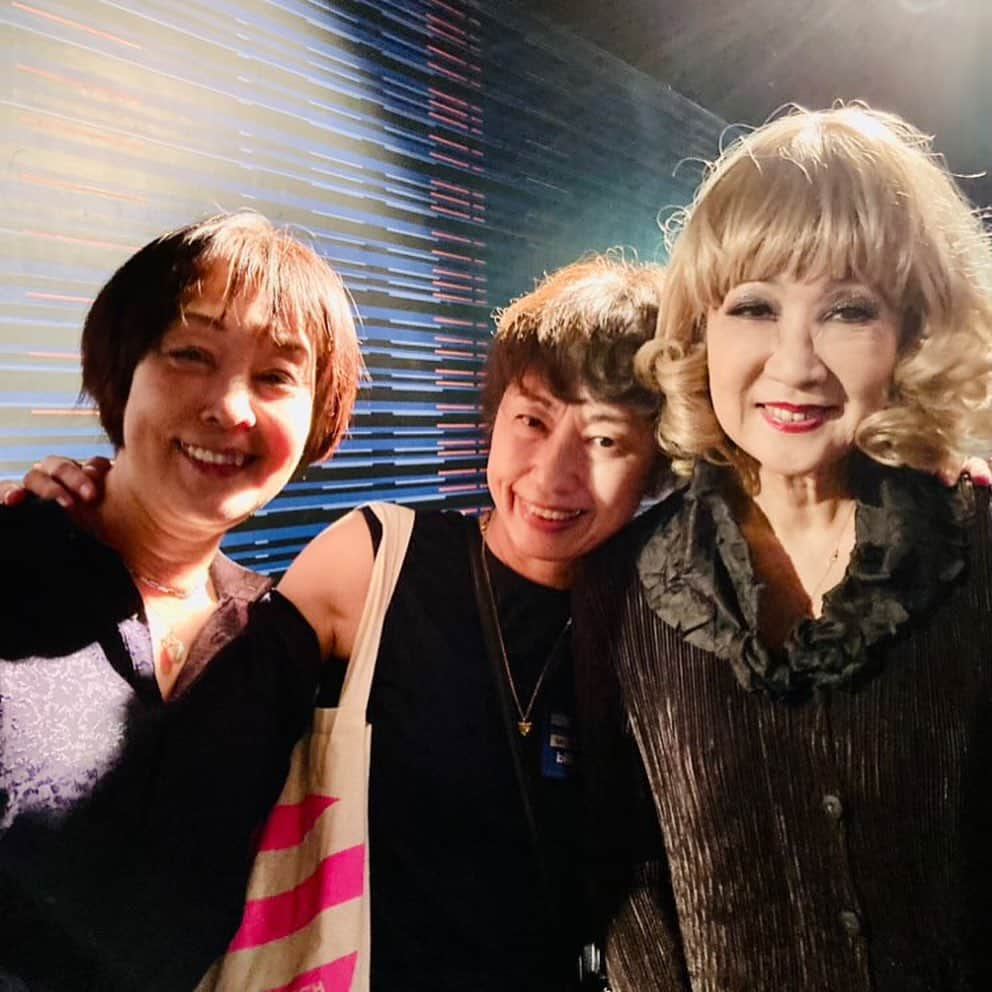 野宮真貴さんのインスタグラム写真 - (野宮真貴Instagram)「. 「野宮真貴、渋谷系歌謡曲を歌う。」二日目のゲストは平山みきさん @yokohama.kiki 💛 パリのシャンソン歌手のような佇まいで感動的な歌声でした🥺 筒美京平さんx橋本淳さんのゴールデンコンビの新曲「アーティスト」もふたりで披露！ 今週金曜日のビルボードライヴ大阪で再び‼️  楽屋にはザ・スクーターズ @the_scooters03 のメンバーやカジくん @hideki_kaji 、堀江くん @hhorie_official 、湯山さん @yuyamareiko も😊 ヘアメイクはもちろん世界のnoboru @noboruok ❤️  今回は初のファンミーティングで、終演後にファンクラブの皆さんとお写真タイムも📸  さて、今週金曜日はビルボードライヴ大阪です！ 来てね！お待ちしてます〜🤗  【ビルボードライブ大阪】（1日2回公演） 2023/9/22（金）1st開場17:00 開演18:00 / 2nd 開場20:00 開演21:00 http://www.billboard-live.com/pg/shop/show/index.php?mode=detail1&event=14301&shop=2  ⚫️ファンサロン「おしゃれ御殿」 https://missmakinomiya-fc.com/ （プロフィールLinktreeから⇧）   #平山みき#スクーターズ#thescooters#カジヒデキ#堀江博久#湯山玲子#noboru#ビルボードライブ東京#ビルボードライブ大阪#ビルボードライブ#バービー#barbie#渋谷系歌謡曲#歌謡曲#渋谷系を歌う #渋谷系#ファンサロン#おしゃれ御殿#野宮真貴 #missmakinomiya」9月20日 18時51分 - missmakinomiya