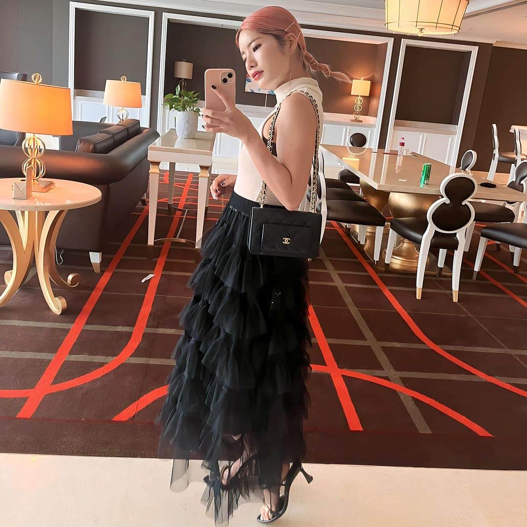 でっぱりんのインスタグラム：「オカダマニラの内装が可愛すぎてずっと写真撮ってた🥺🩷🩷🩷 本当に可愛い。また行きたい！ @okadamanila @okadamanila_official_japan  #マニラ #セブ島 #フィリピン #海外移住 #海外 #移住 #ママ #ママコーデ #オカダマニラ #シャネル #CHANEL #女の子ママ #韓国 #渡韓 #ピンクカラー #ヘアカラー  #ブリーチカラー #ブリーチ #ピンク」