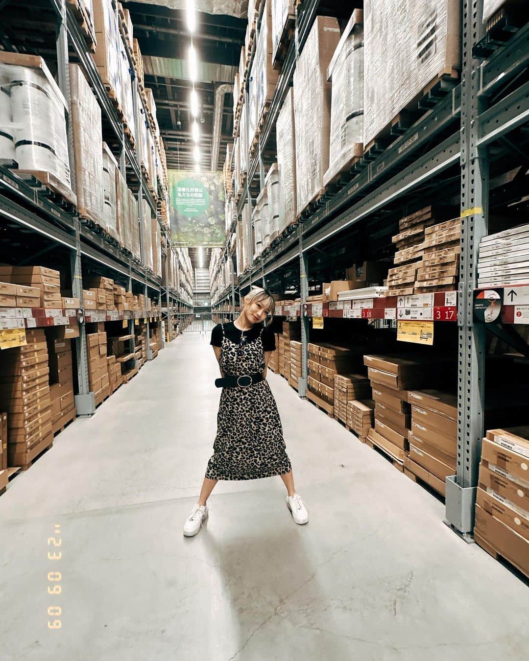 えりぴょんさんのインスタグラム写真 - (えりぴょんInstagram)「. . IKEAででっかい鏡とタンス2つも買ったんだけど重すぎて死んだ……😇 . . 諦めて配送してもらうところまでカート乗せてるのに重すぎて持っていくのも一苦労😮‍💨💦 . . . . . . .  #IKEA #ikea購入品  #ikeahome  #全身鏡 #ノーマルカメラ #無加工 #ヒョウ柄 #ワンピース #ootd #ヒョウ柄コーデ  #ポニーテール #ヘアアレンジ #エアフォース1  #家具 #IKEA信者  #おでかけ」9月28日 20時00分 - eripyon0912